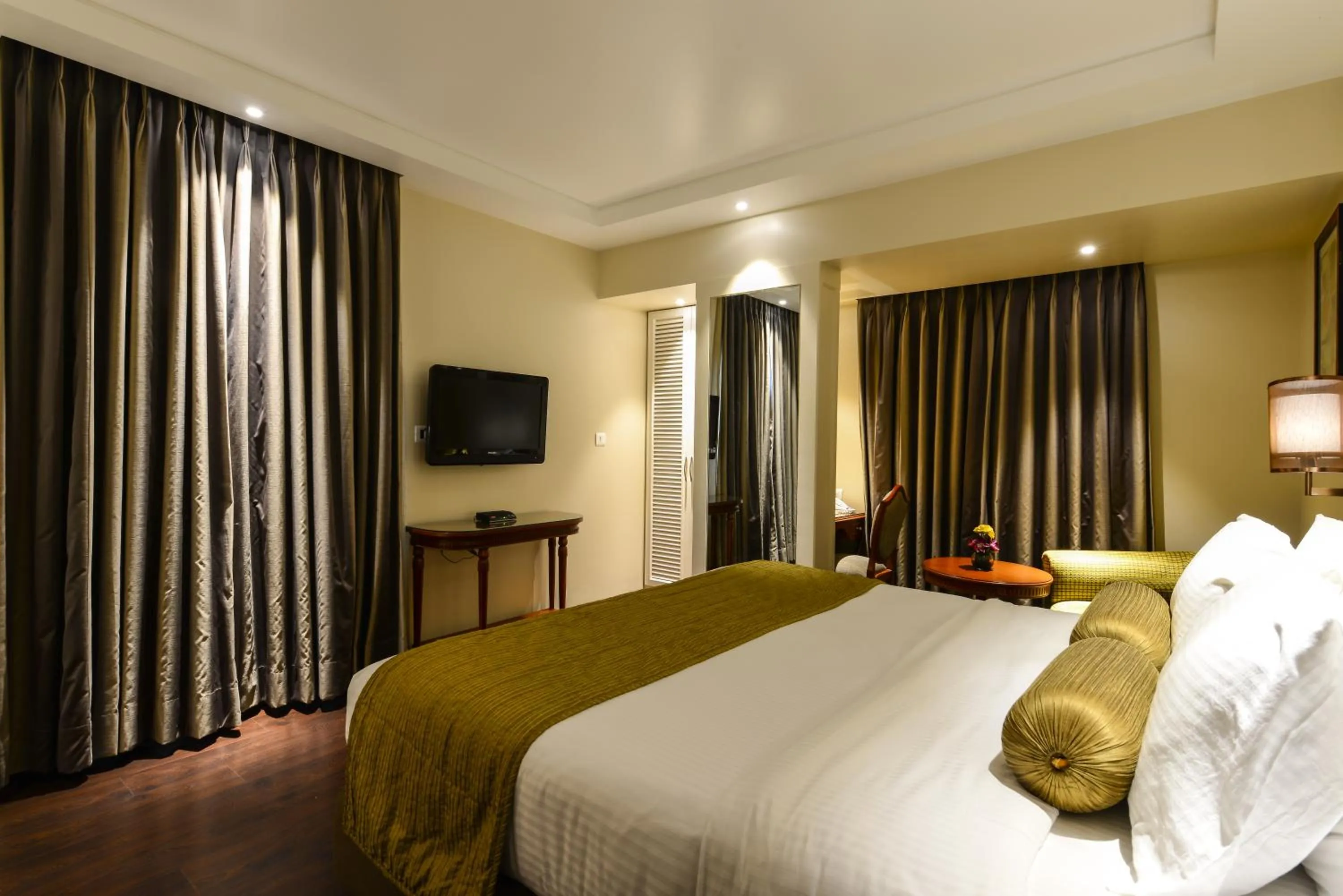 Bedroom, Bed in Lemon Tree Premier “The Atrium” Ahmedabad