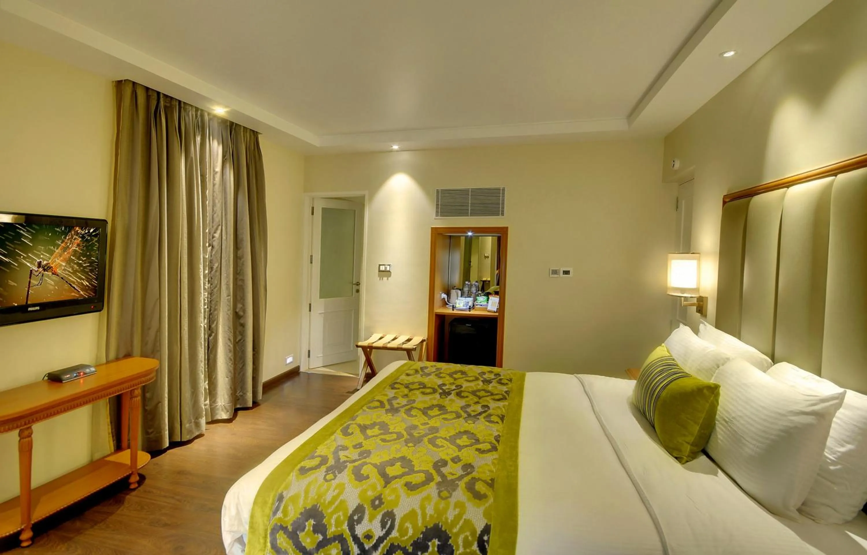 Bedroom, Bed in Lemon Tree Premier “The Atrium” Ahmedabad