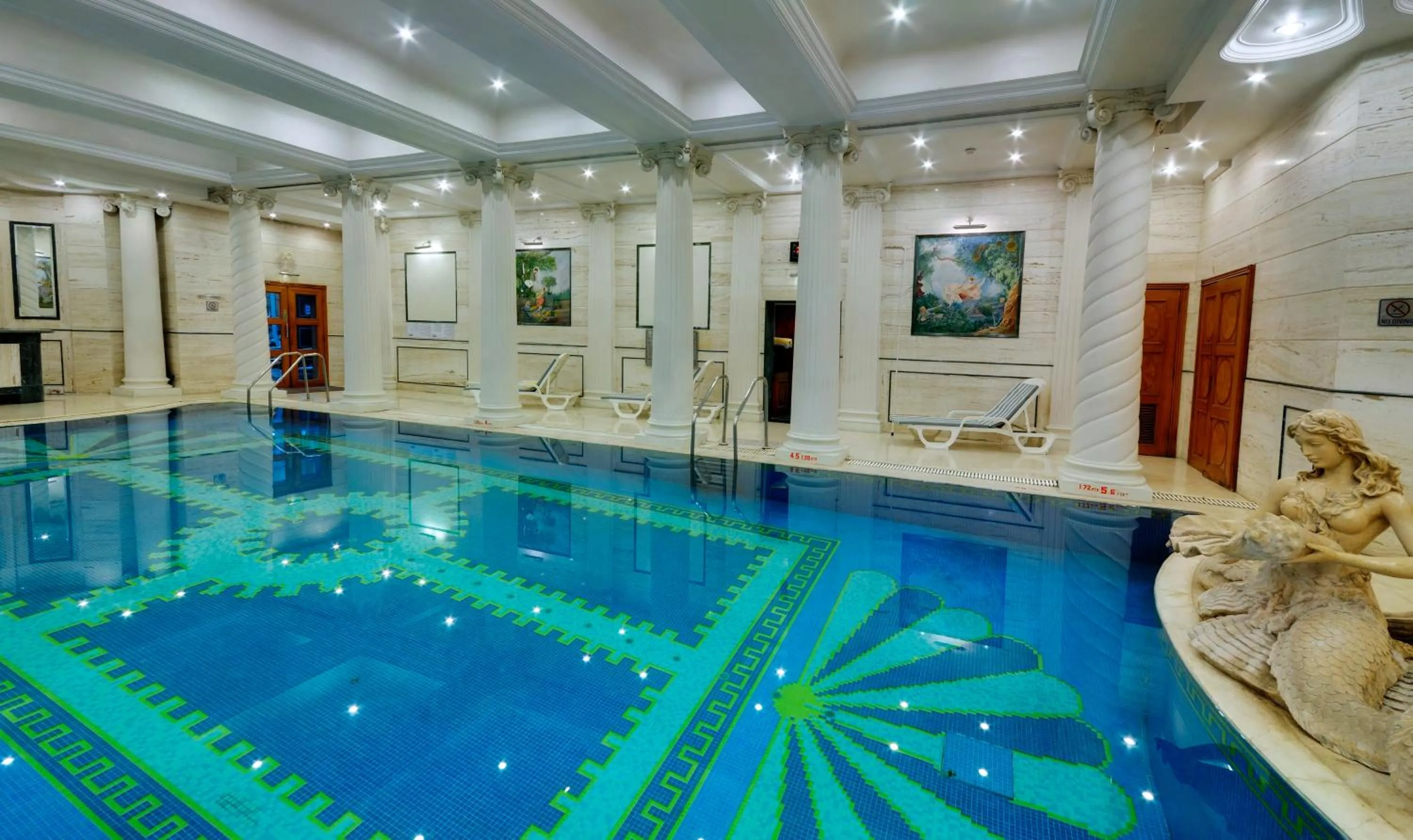 Swimming pool in Lemon Tree Premier “The Atrium” Ahmedabad