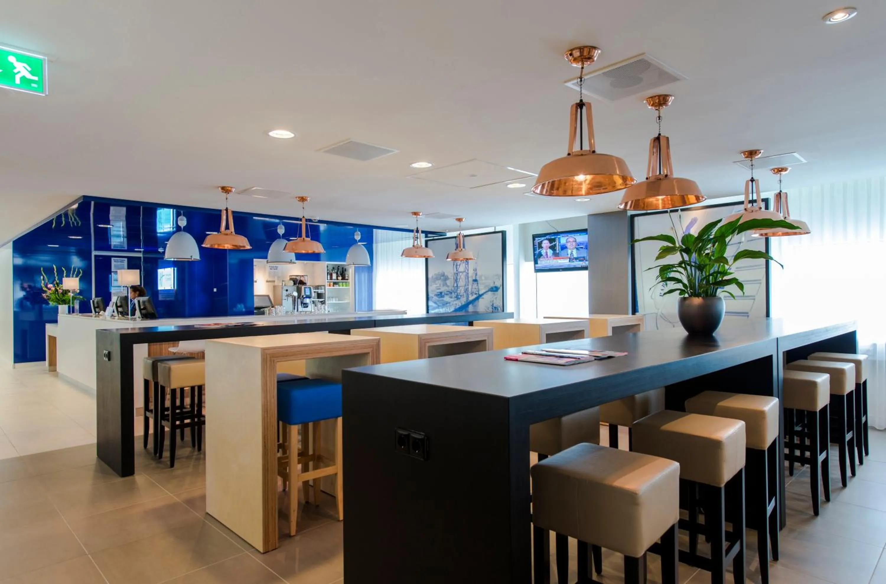 Lounge or bar in Holiday Inn Express Rotterdam - Central Station by IHG