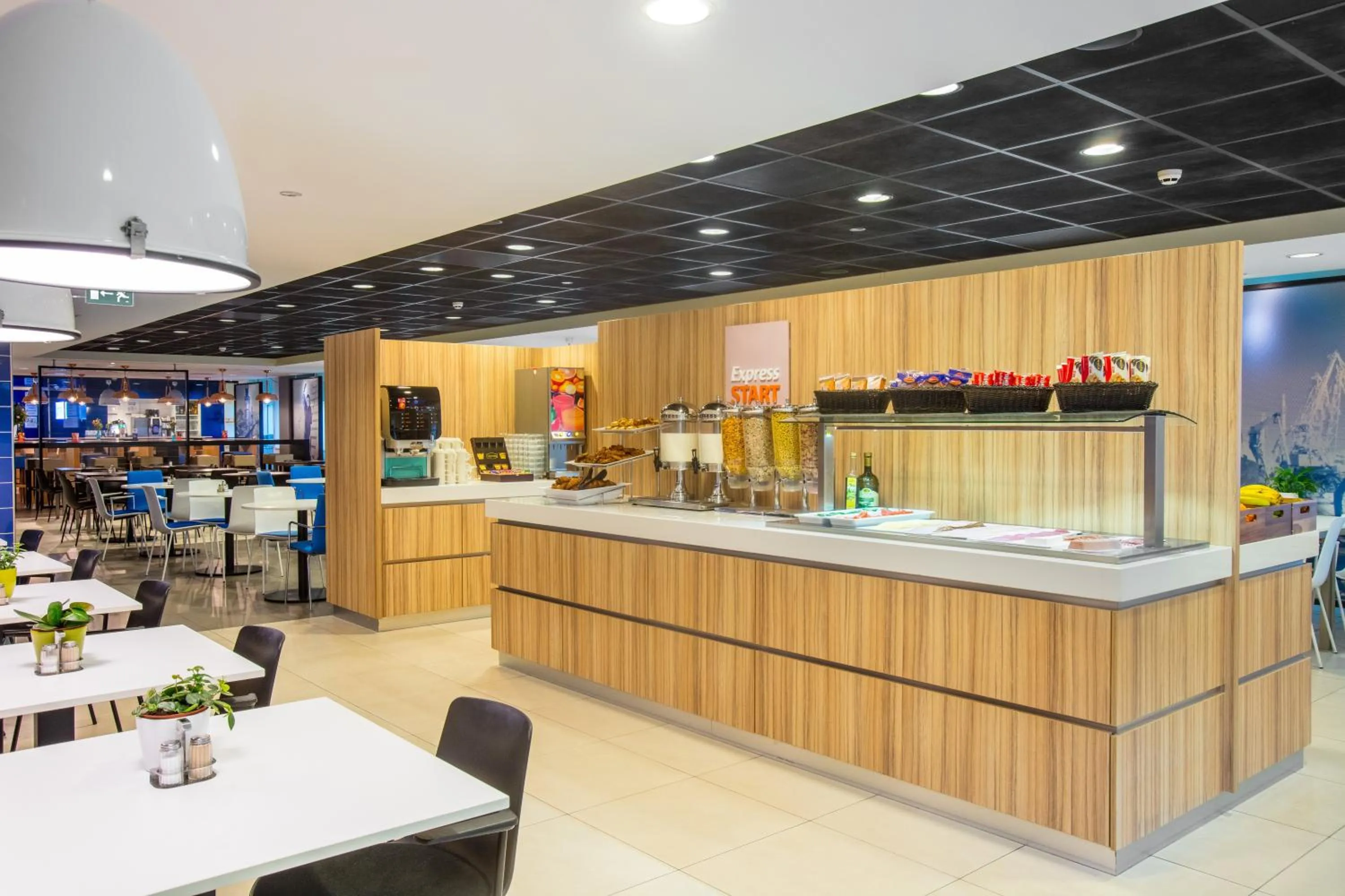 Restaurant/places to eat in Holiday Inn Express Rotterdam - Central Station by IHG