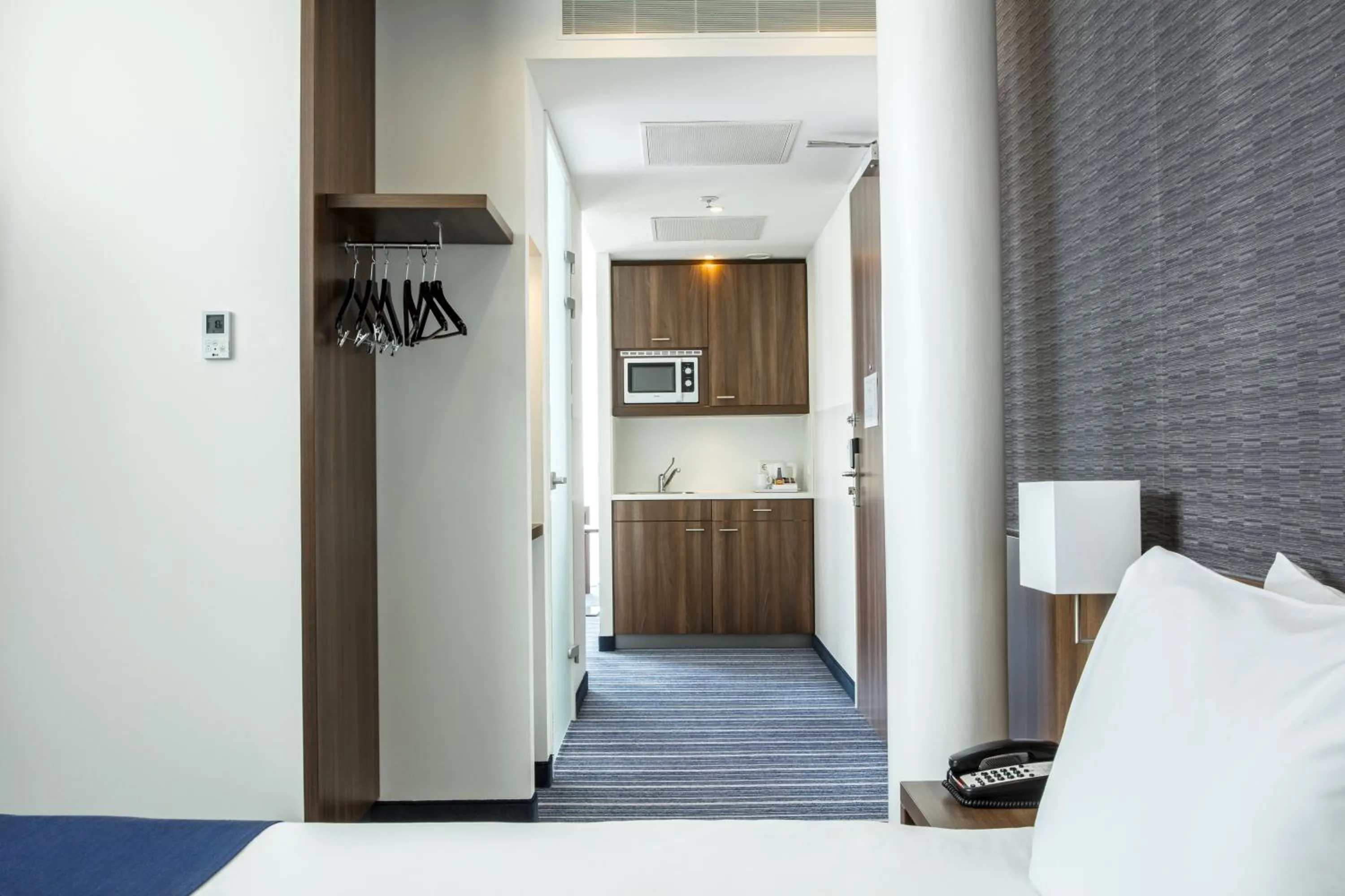 Kitchen or kitchenette, Bed in Holiday Inn Express Rotterdam - Central Station by IHG