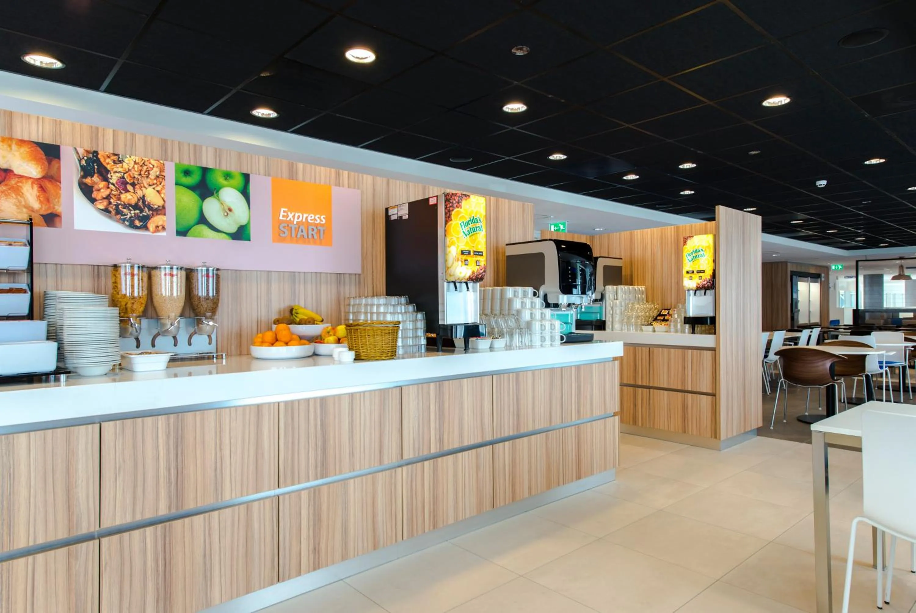 Breakfast in Holiday Inn Express Rotterdam - Central Station by IHG