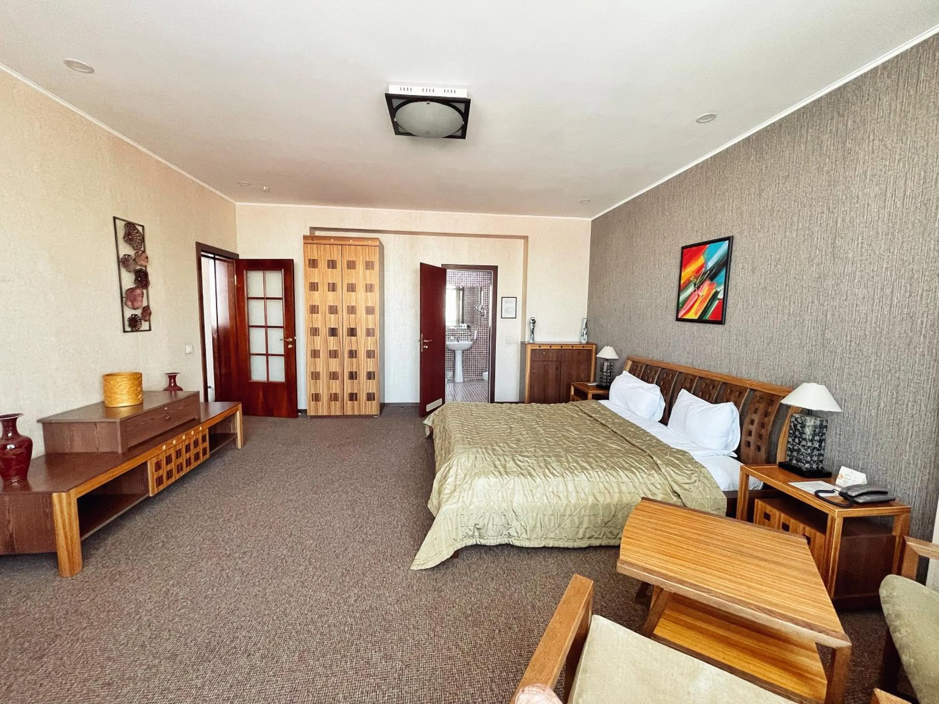 Bedroom, Bed in Golden Dragon