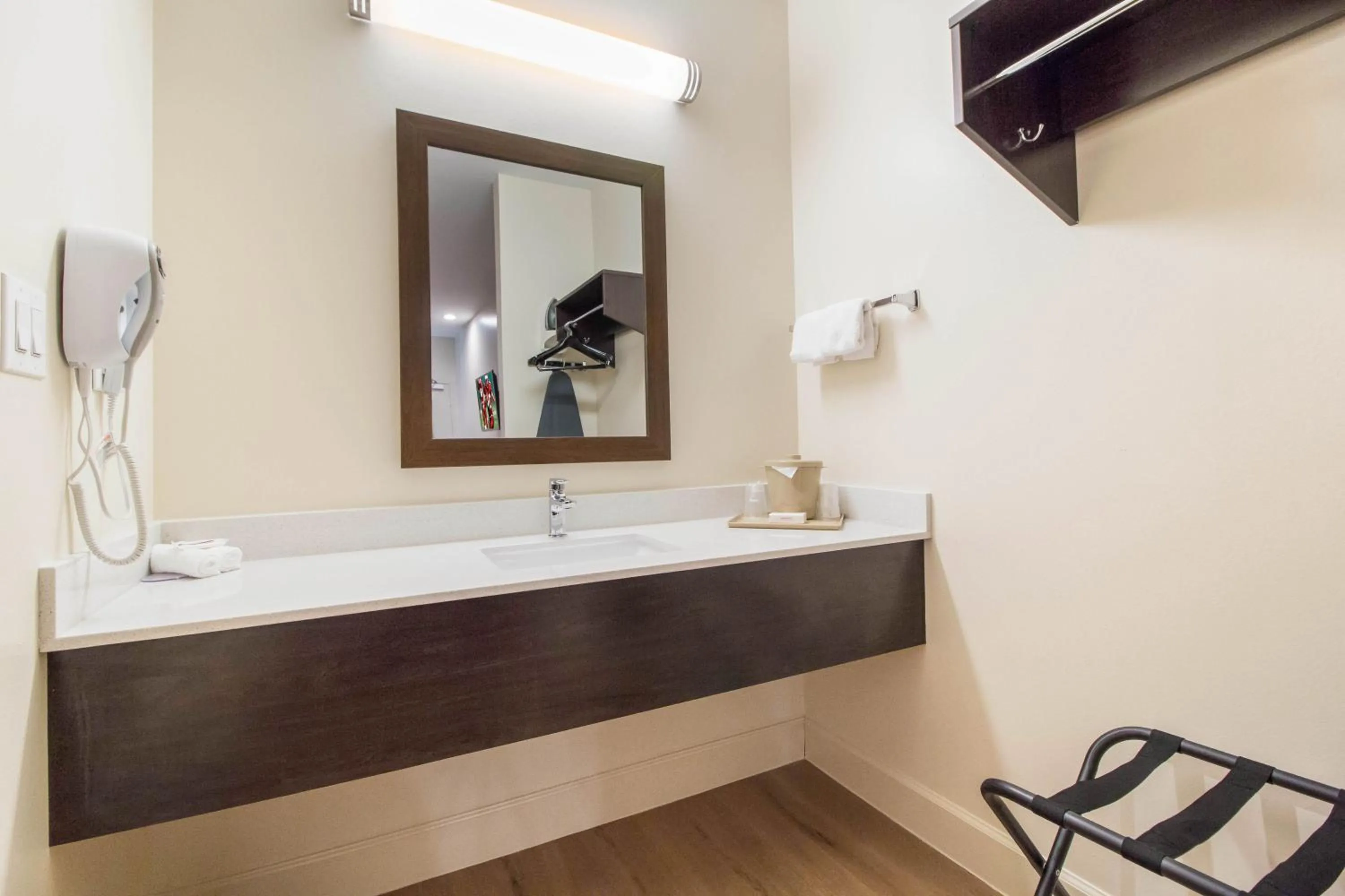 Bathroom in Red Roof Inn Houston - Willowbrook