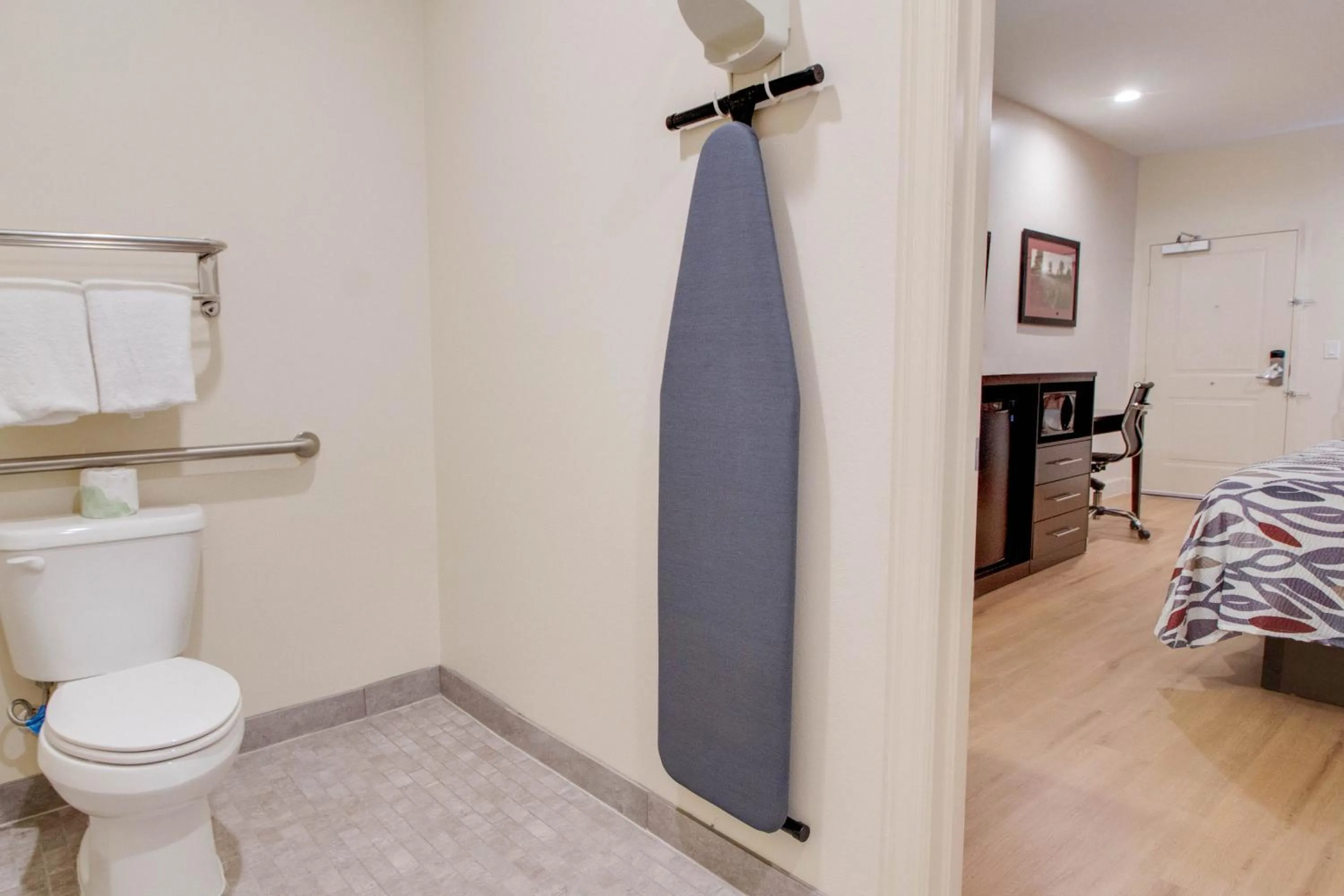 Bathroom, Bed in Red Roof Inn Houston - Willowbrook