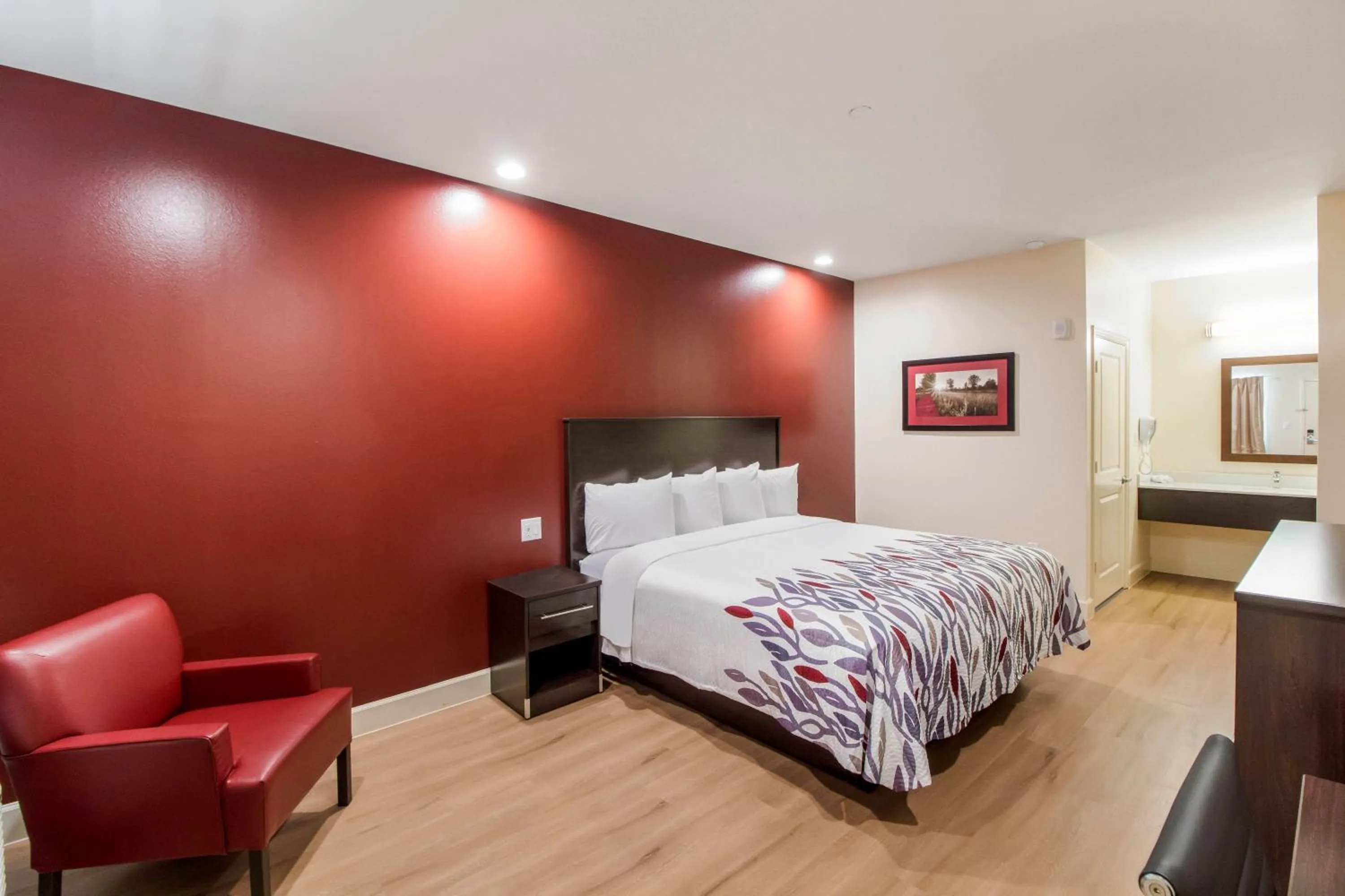 Photo of the whole room, Bed in Red Roof Inn Houston - Willowbrook