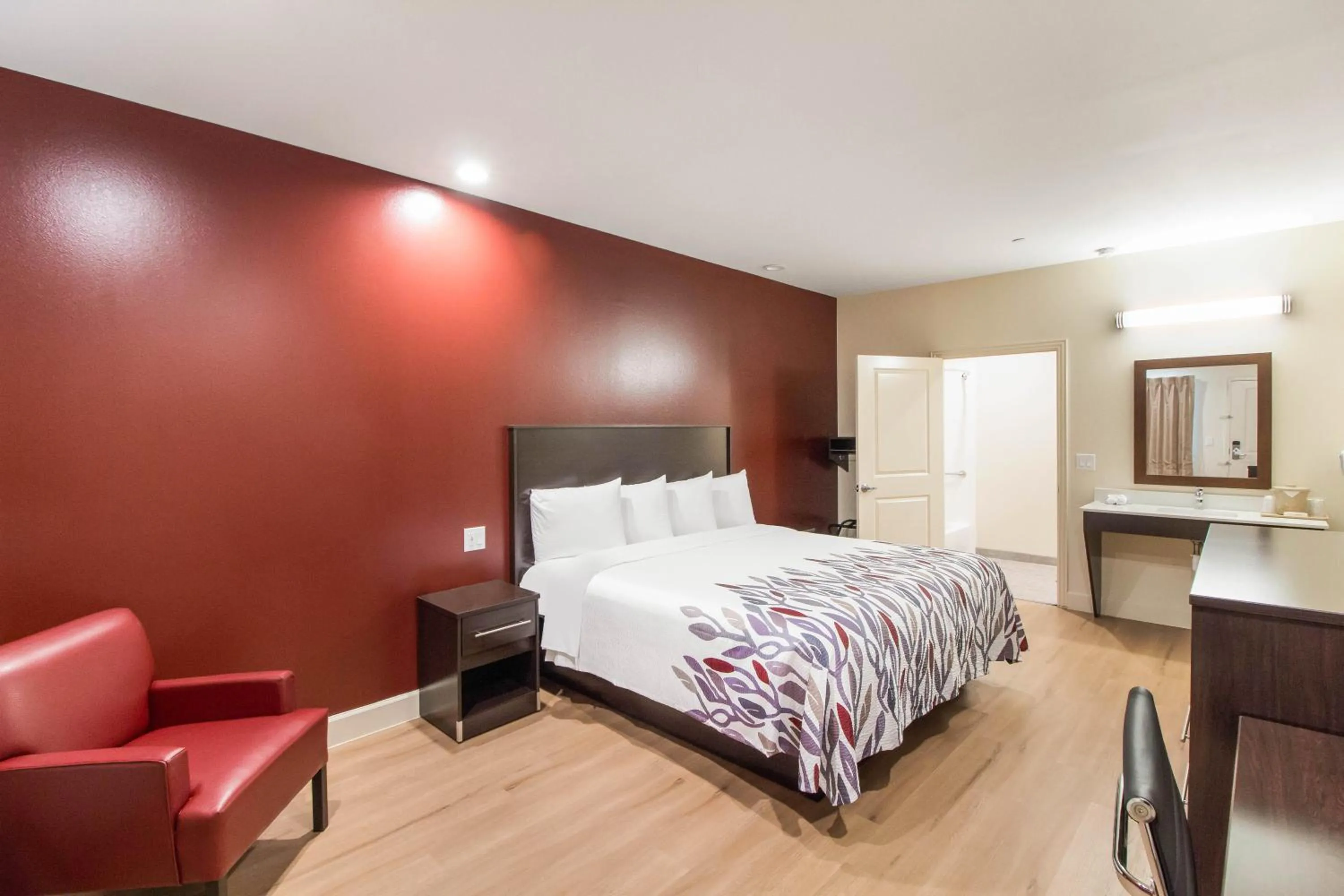 Photo of the whole room, Bed in Red Roof Inn Houston - Willowbrook