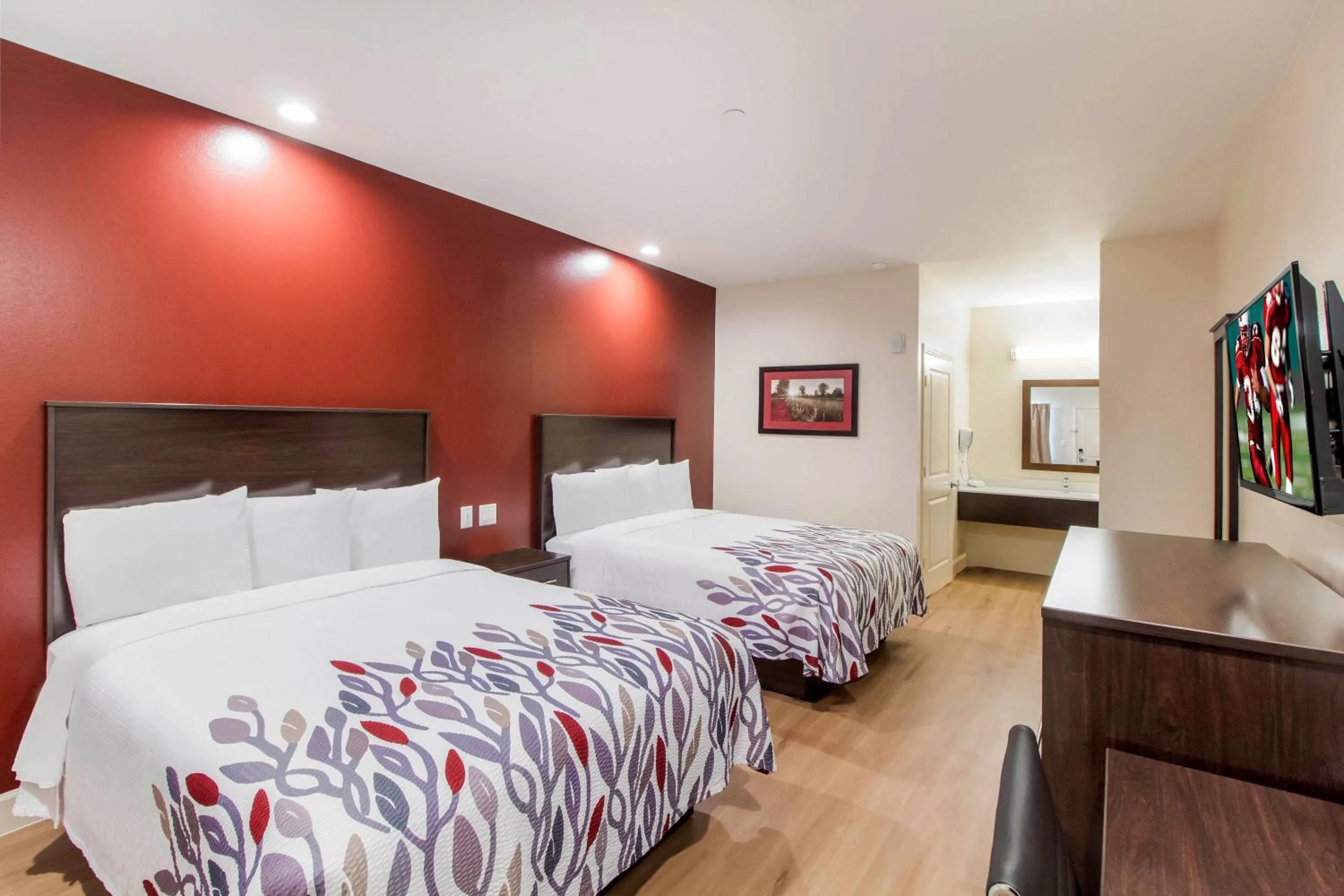 Photo of the whole room, Bed in Red Roof Inn Houston - Willowbrook