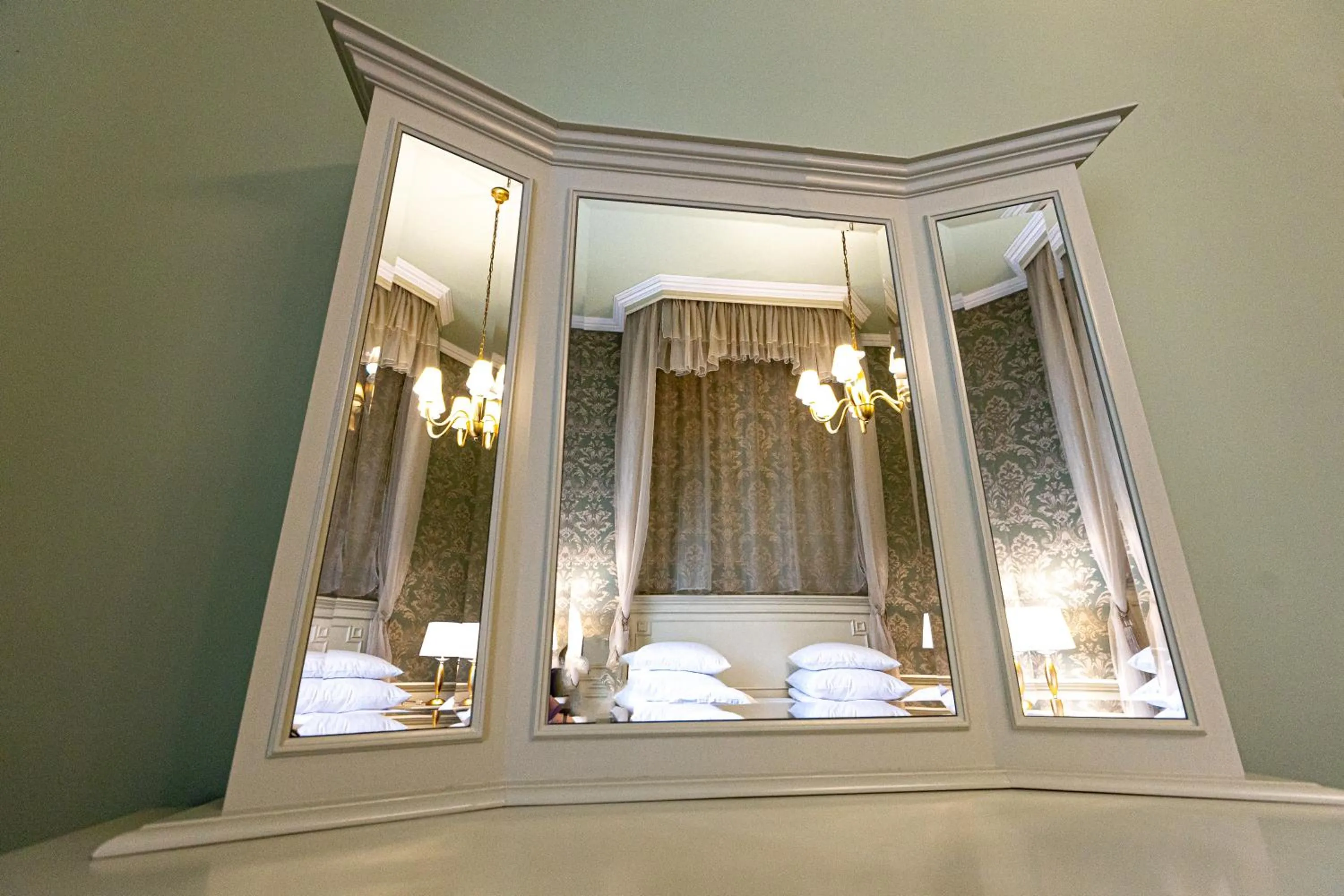 hair dresser, Bed in Hotel Central Park Sighisoara