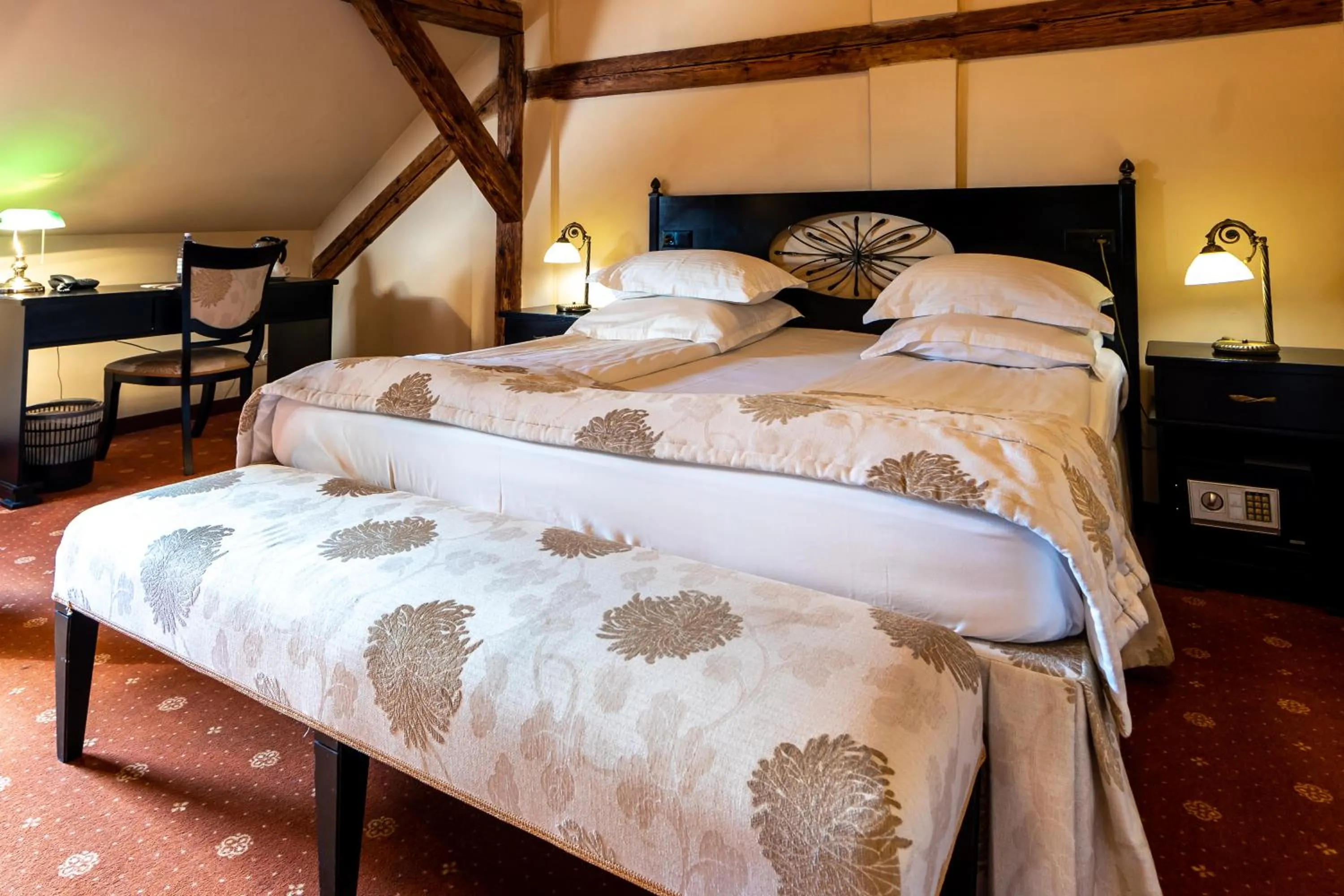 Bed in Hotel Central Park Sighisoara