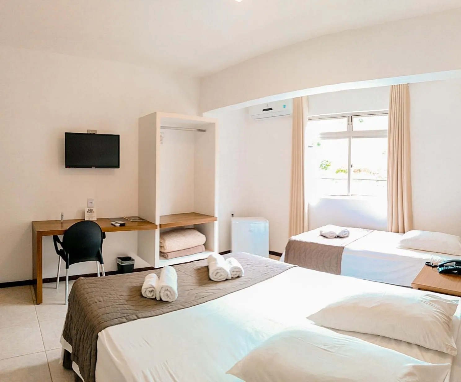 Photo of the whole room, Bed in Cyrilo's Palace Hotel