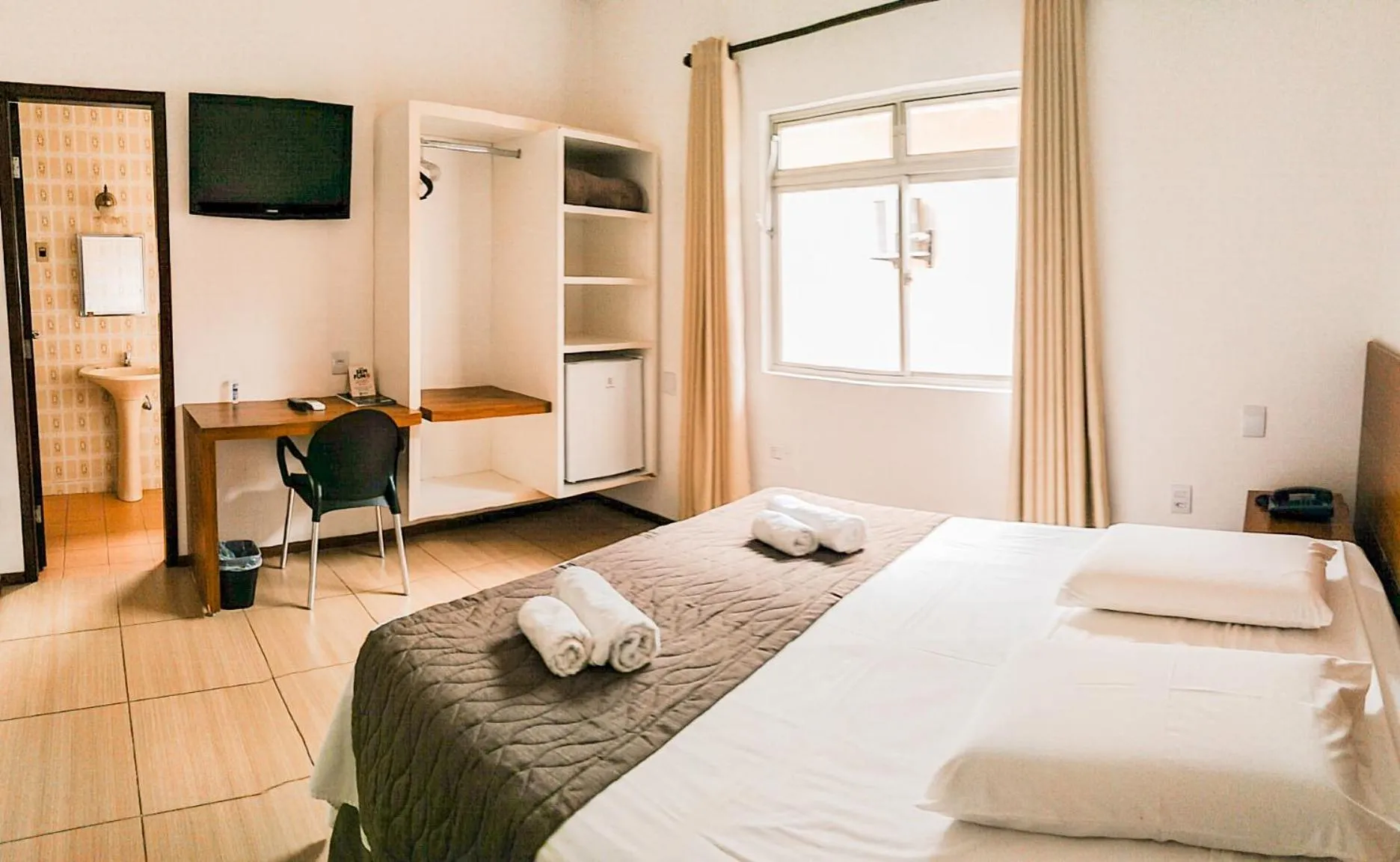 Photo of the whole room, Bed in Cyrilo's Palace Hotel