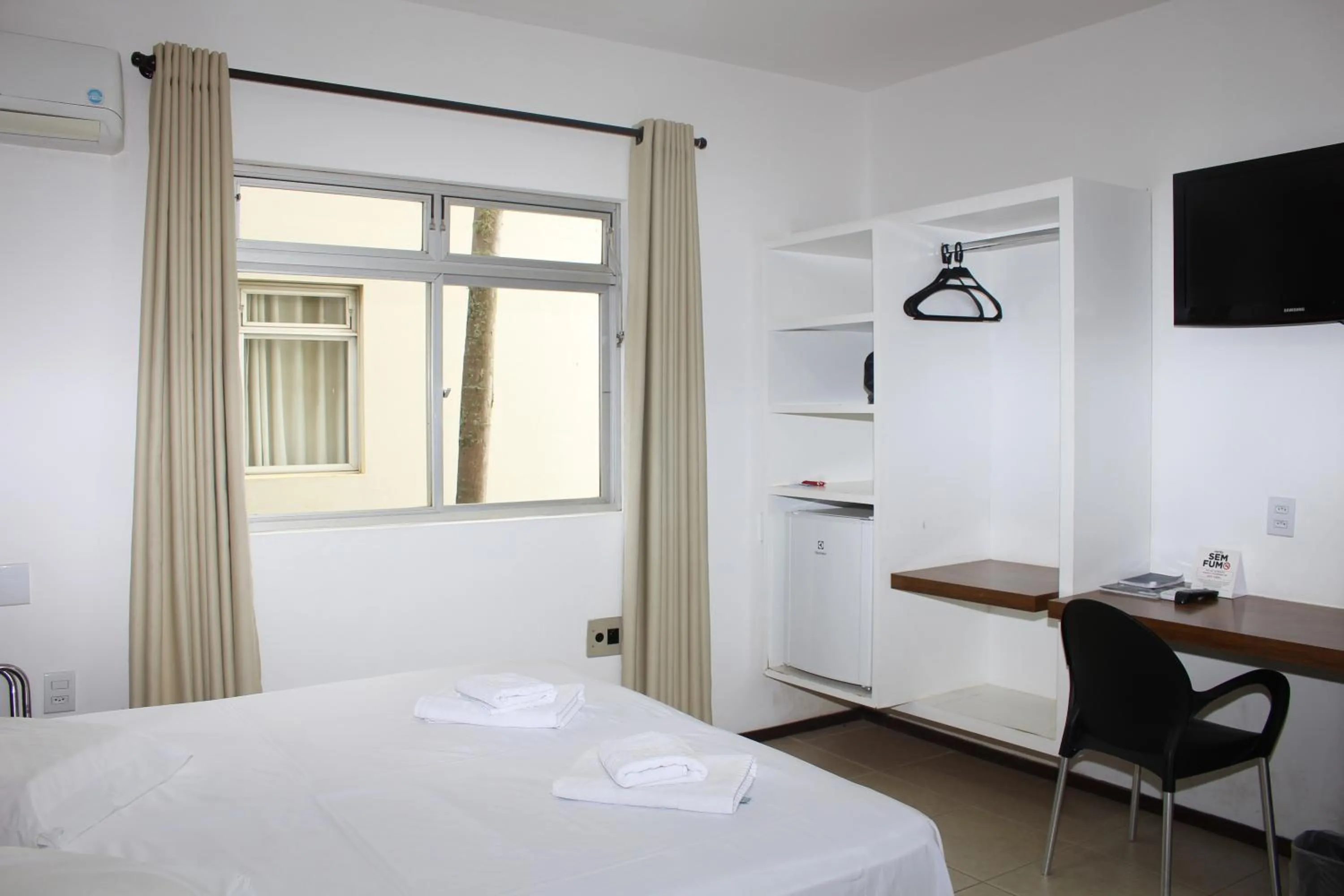 Bedroom, Bed in Cyrilo's Palace Hotel