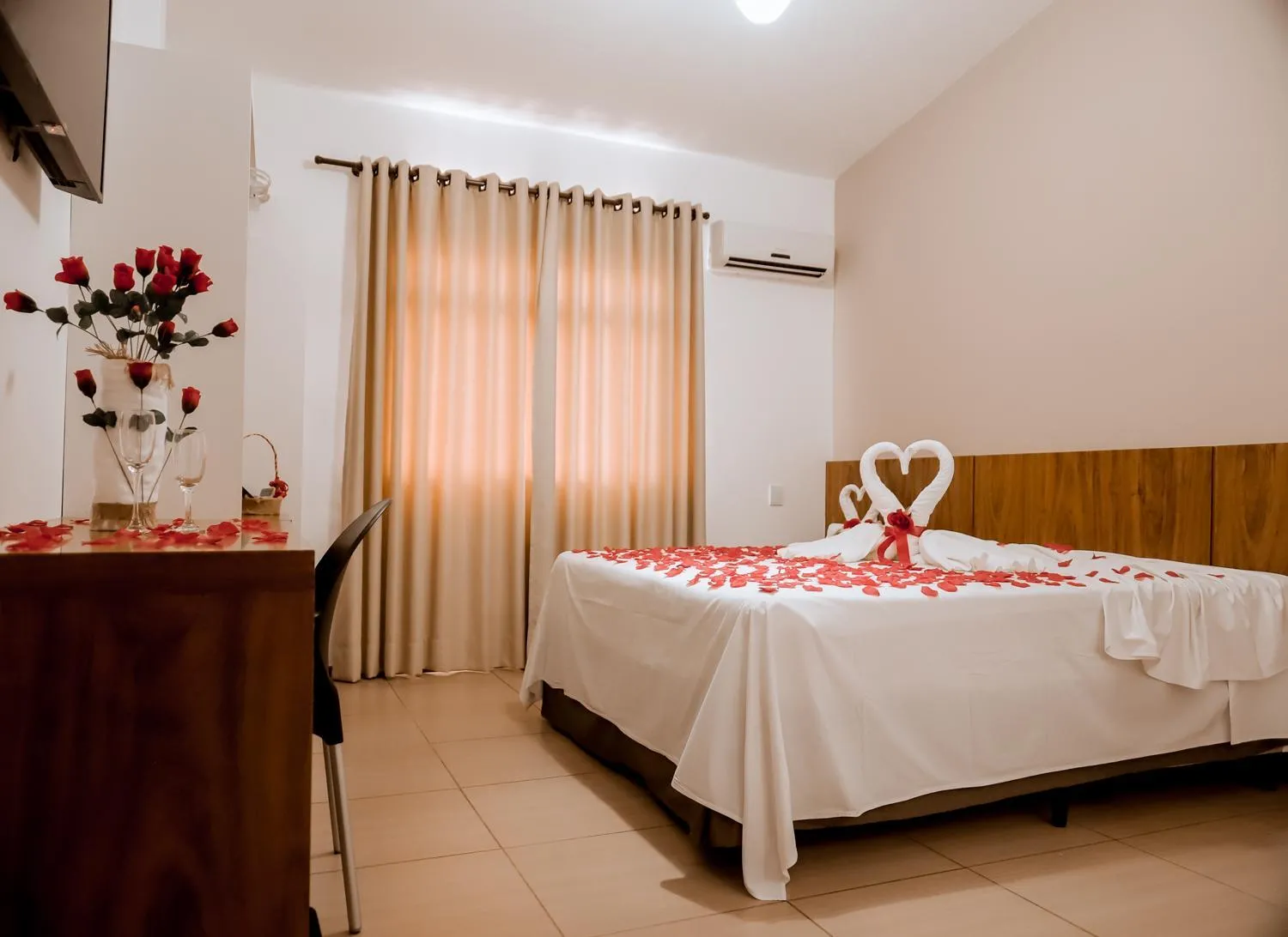 Bed in Cyrilo's Palace Hotel