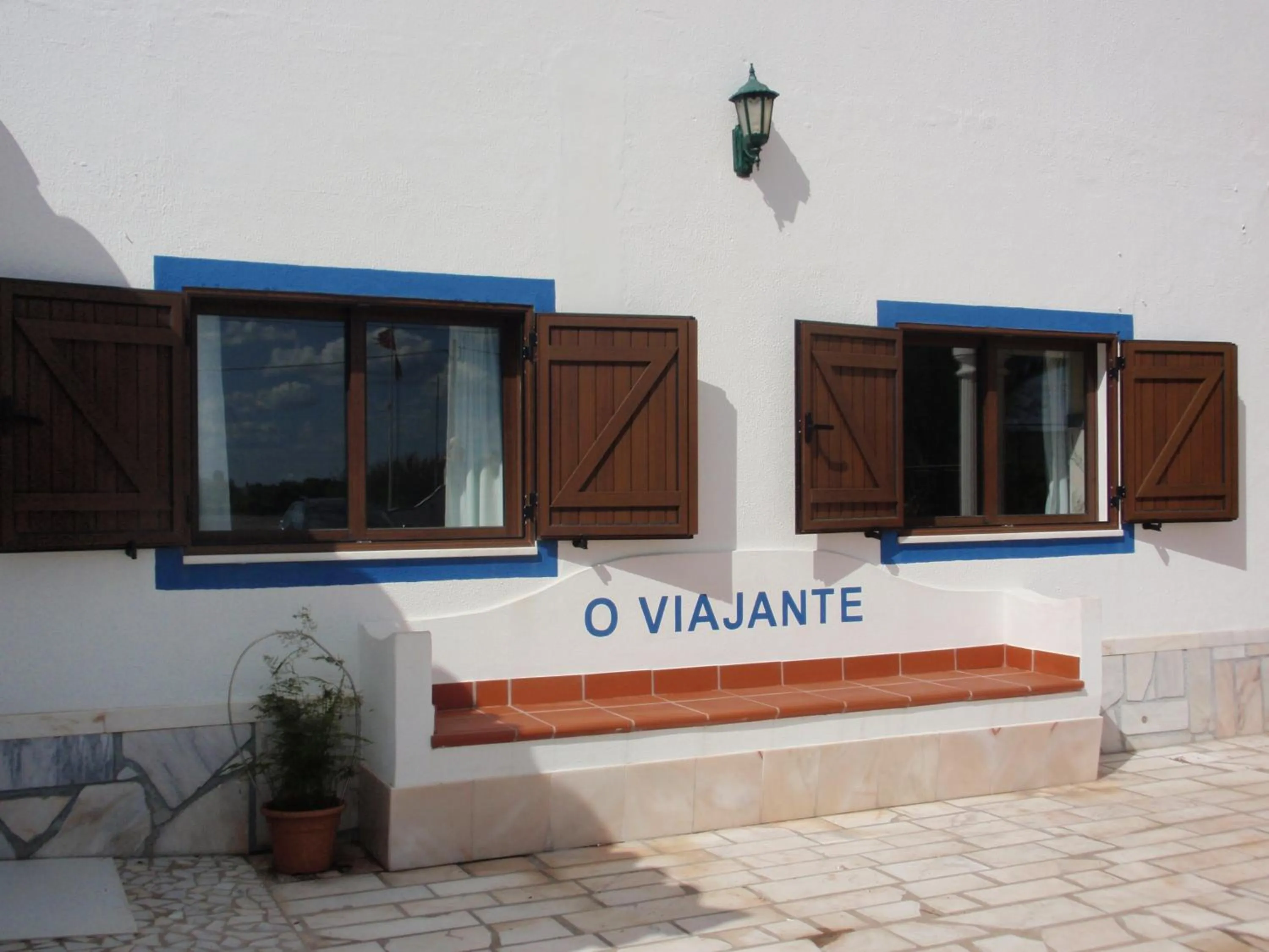 Facade/entrance in "O Viajante" Low Cost Hotel