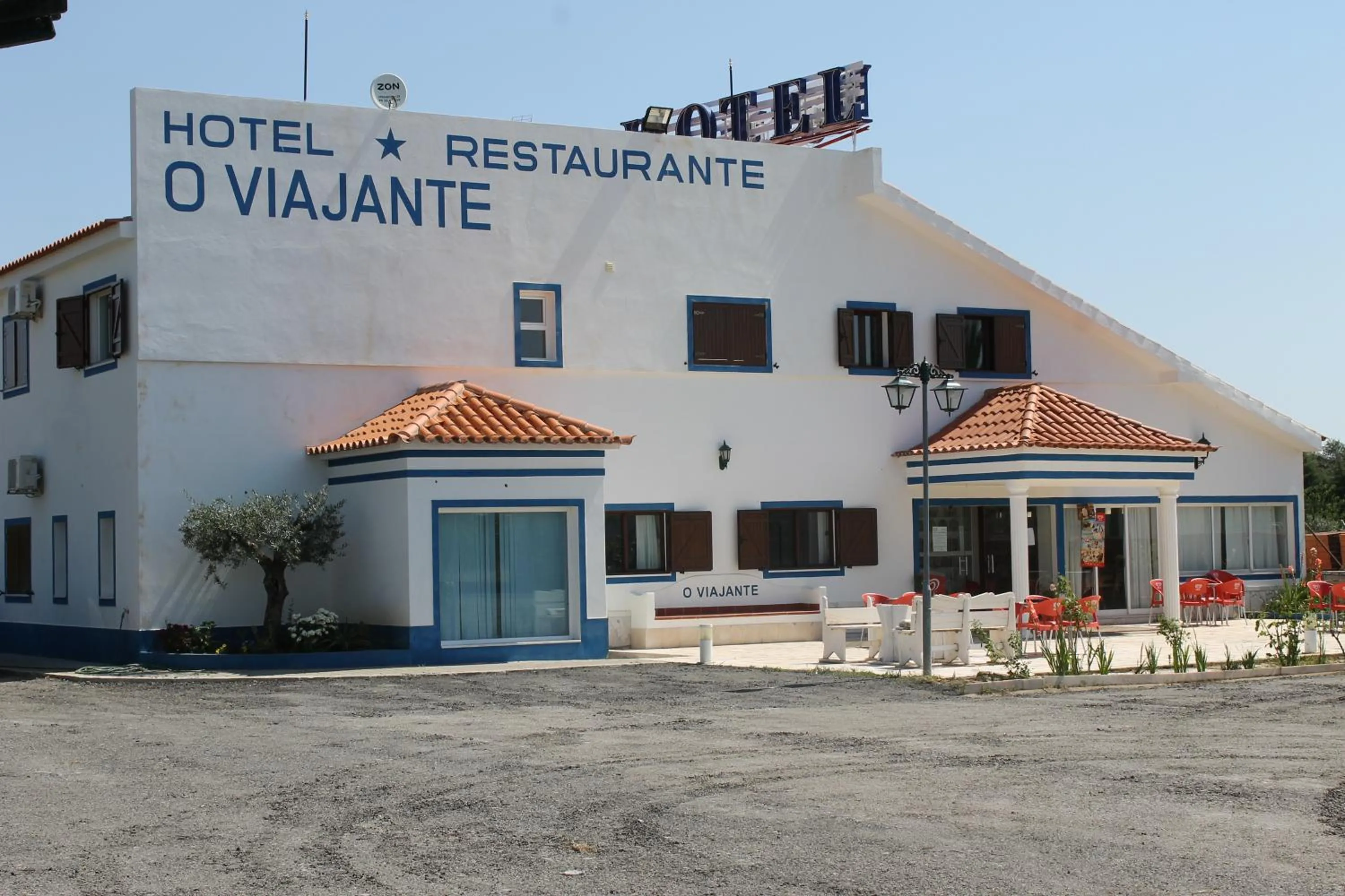Facade/entrance in "O Viajante" Low Cost Hotel
