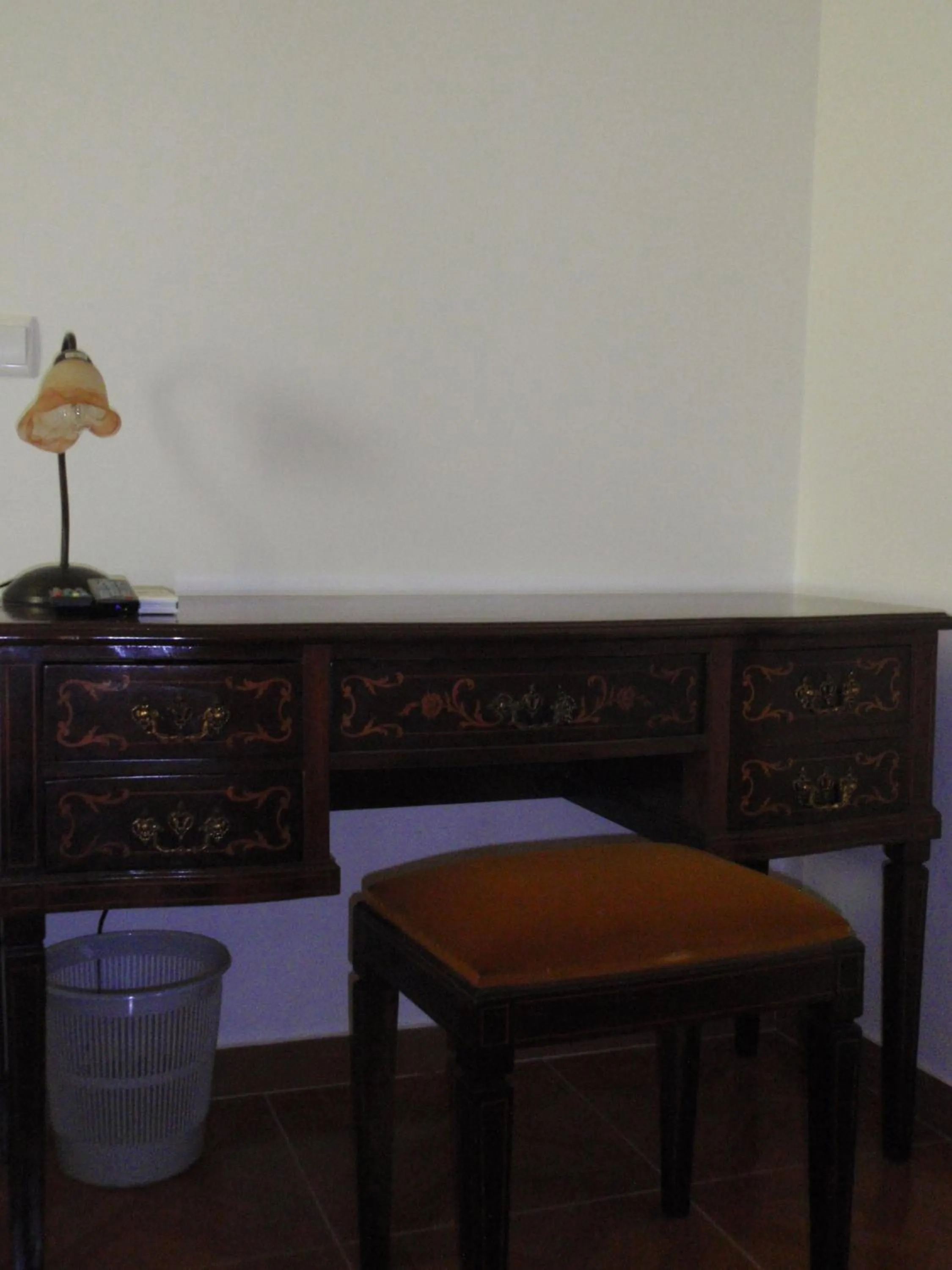 Seating area in "O Viajante" Low Cost Hotel