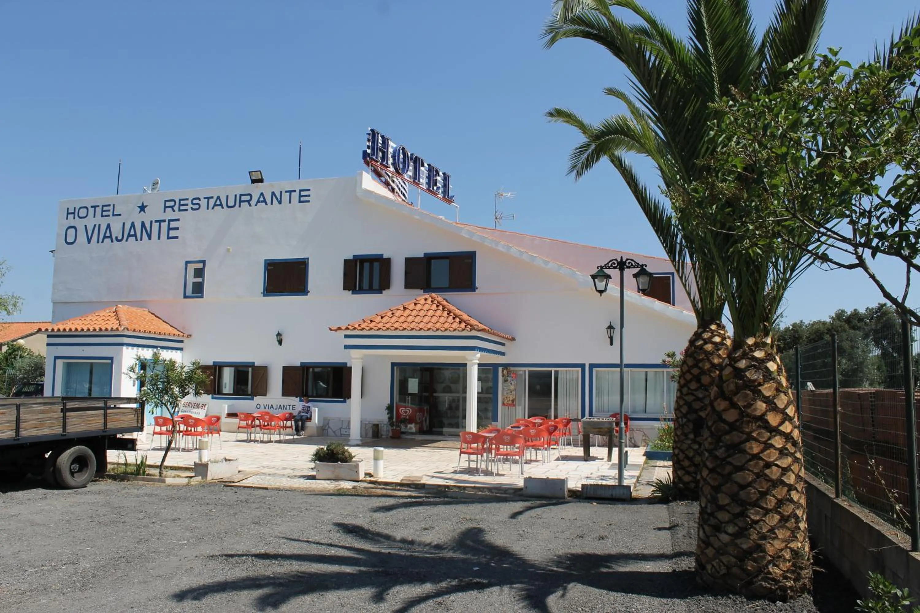 Facade/entrance in "O Viajante" Low Cost Hotel