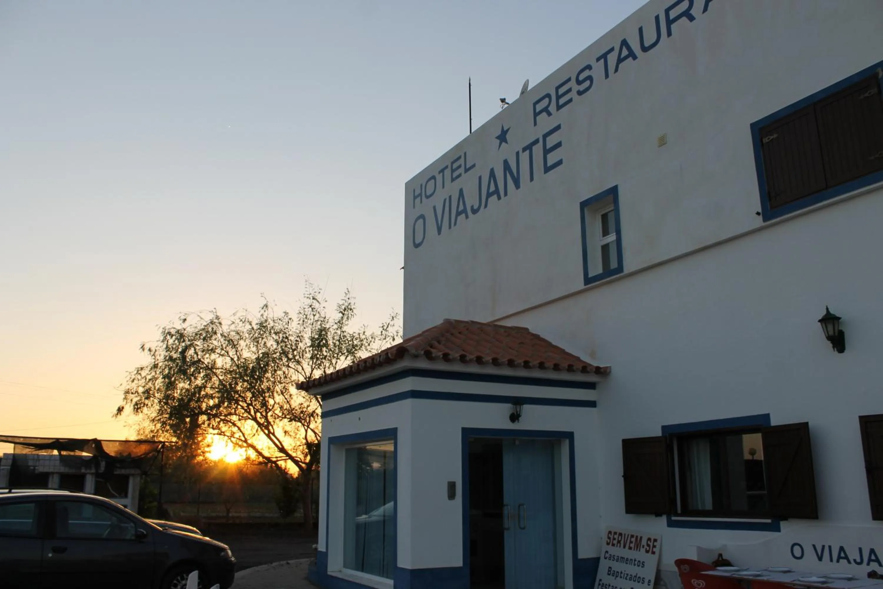 Facade/entrance in "O Viajante" Low Cost Hotel