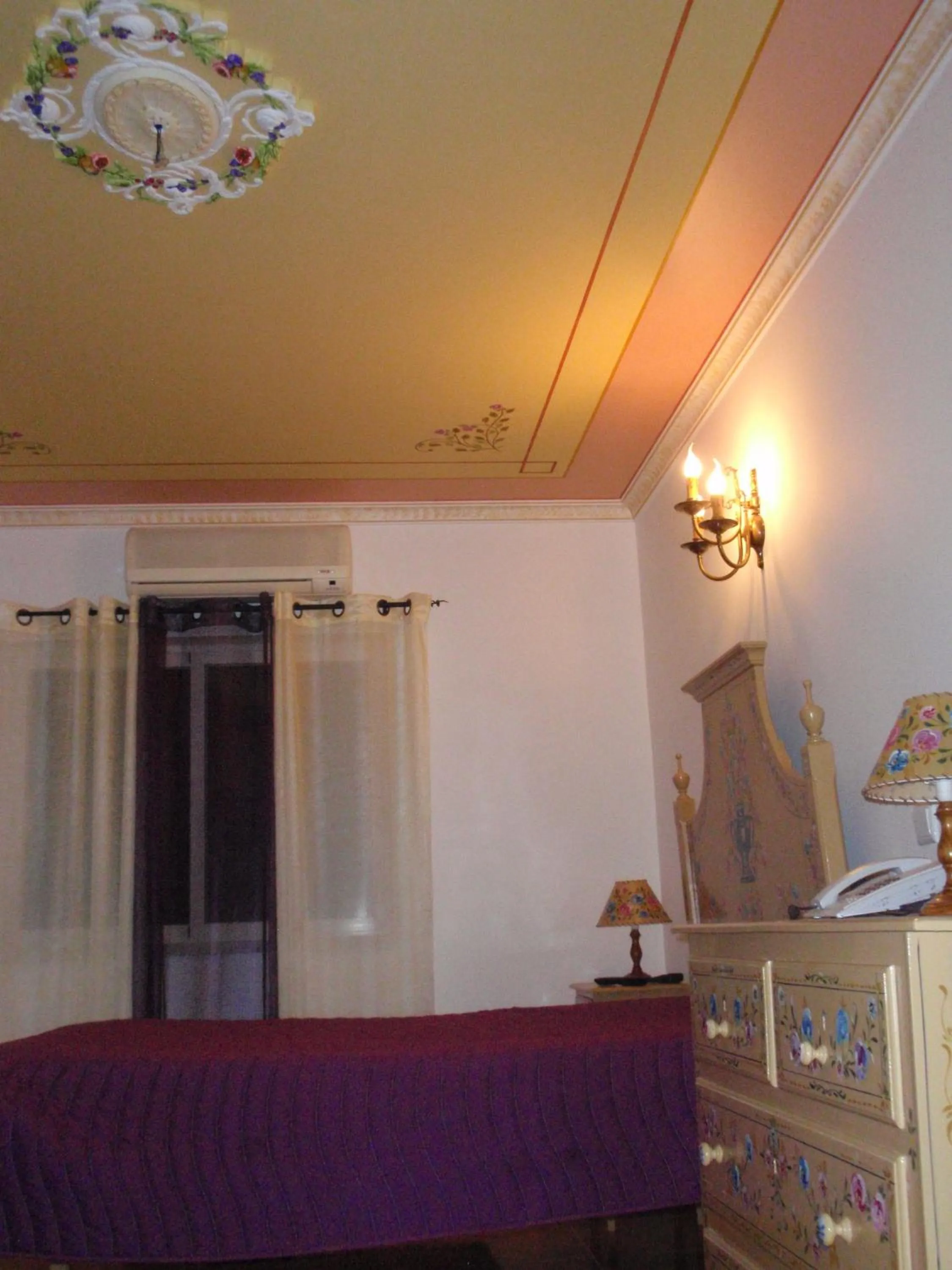 Bedroom, Bed in "O Viajante" Low Cost Hotel