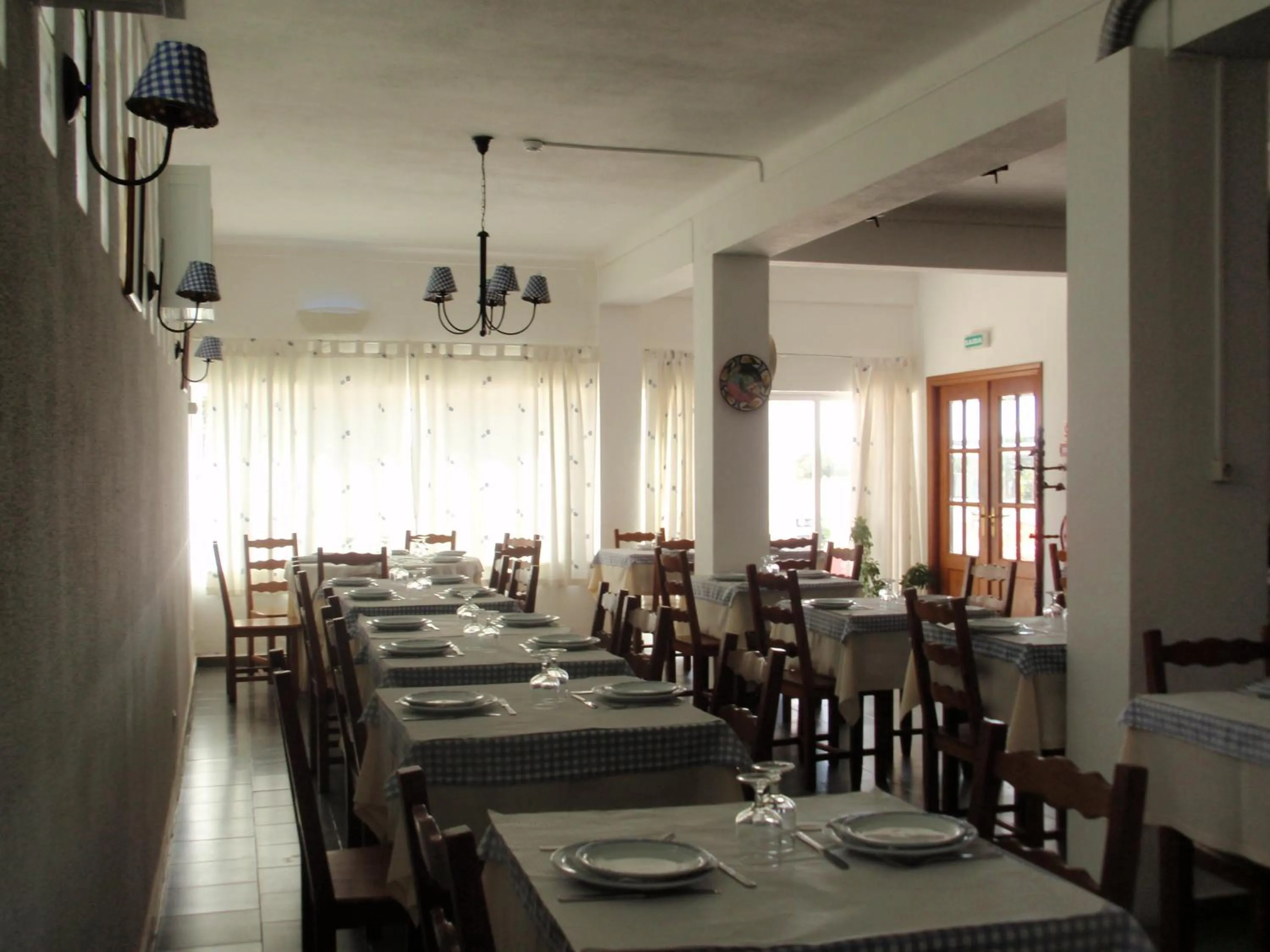 Restaurant/places to eat in "O Viajante" Low Cost Hotel