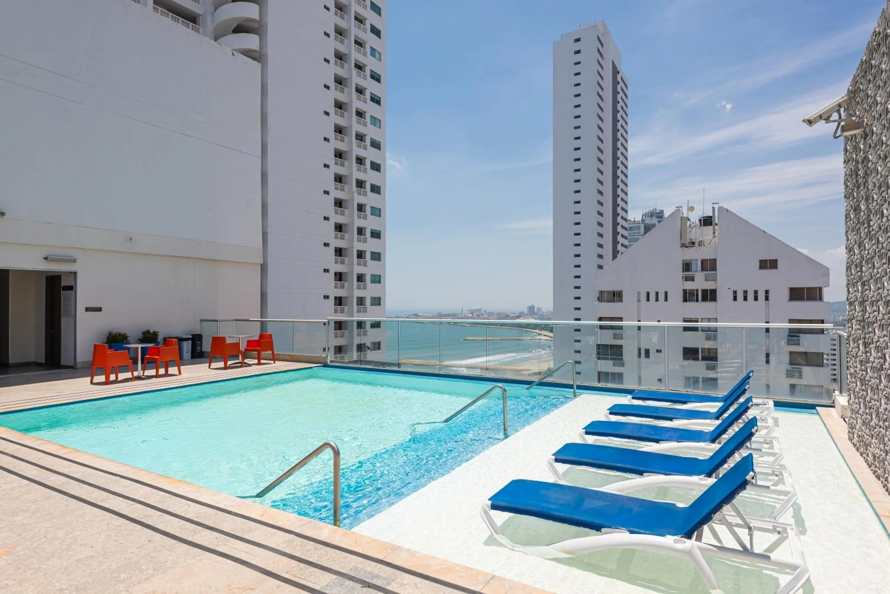 Swimming pool in Hampton by Hilton Cartagena