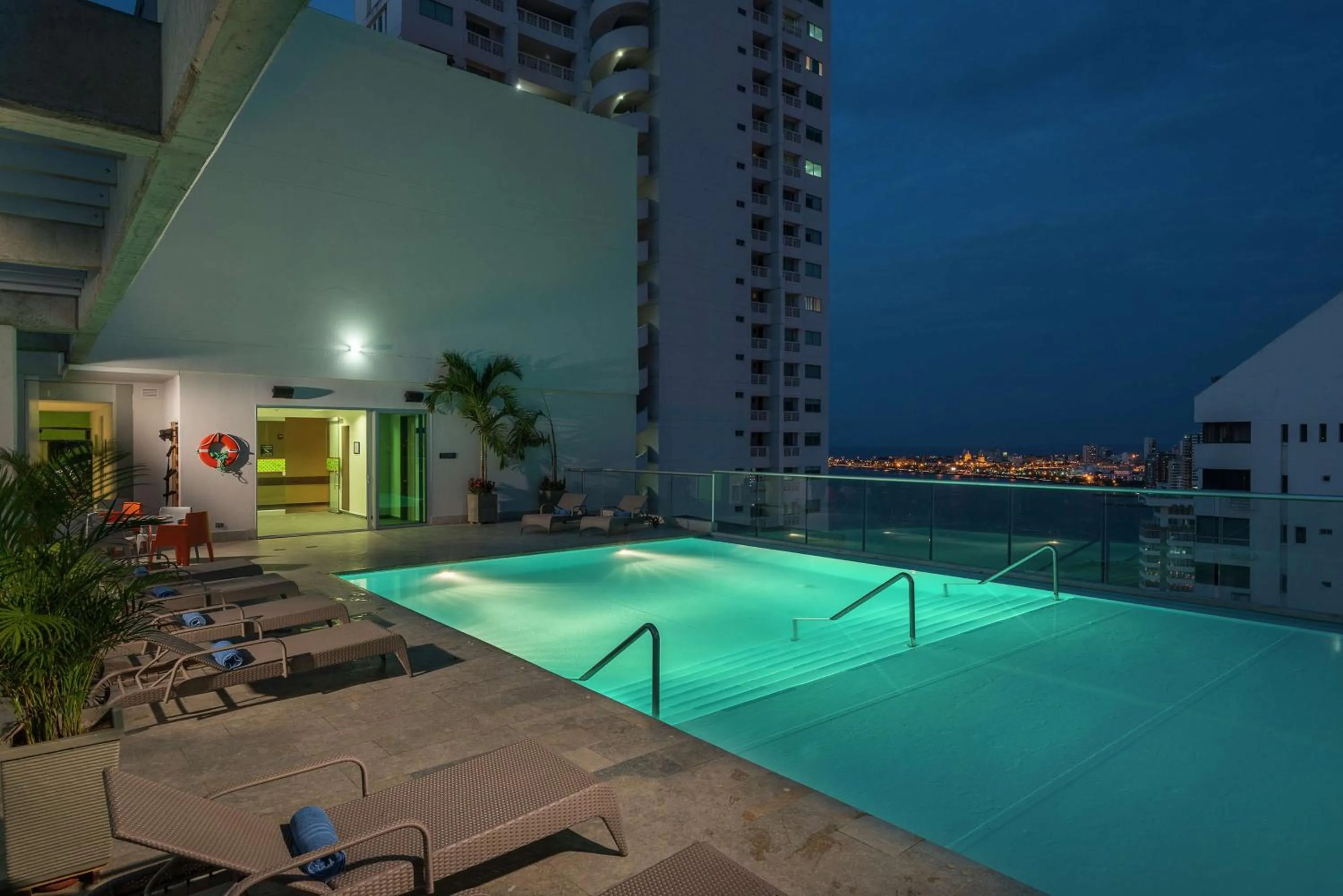 Swimming pool in Hampton by Hilton Cartagena