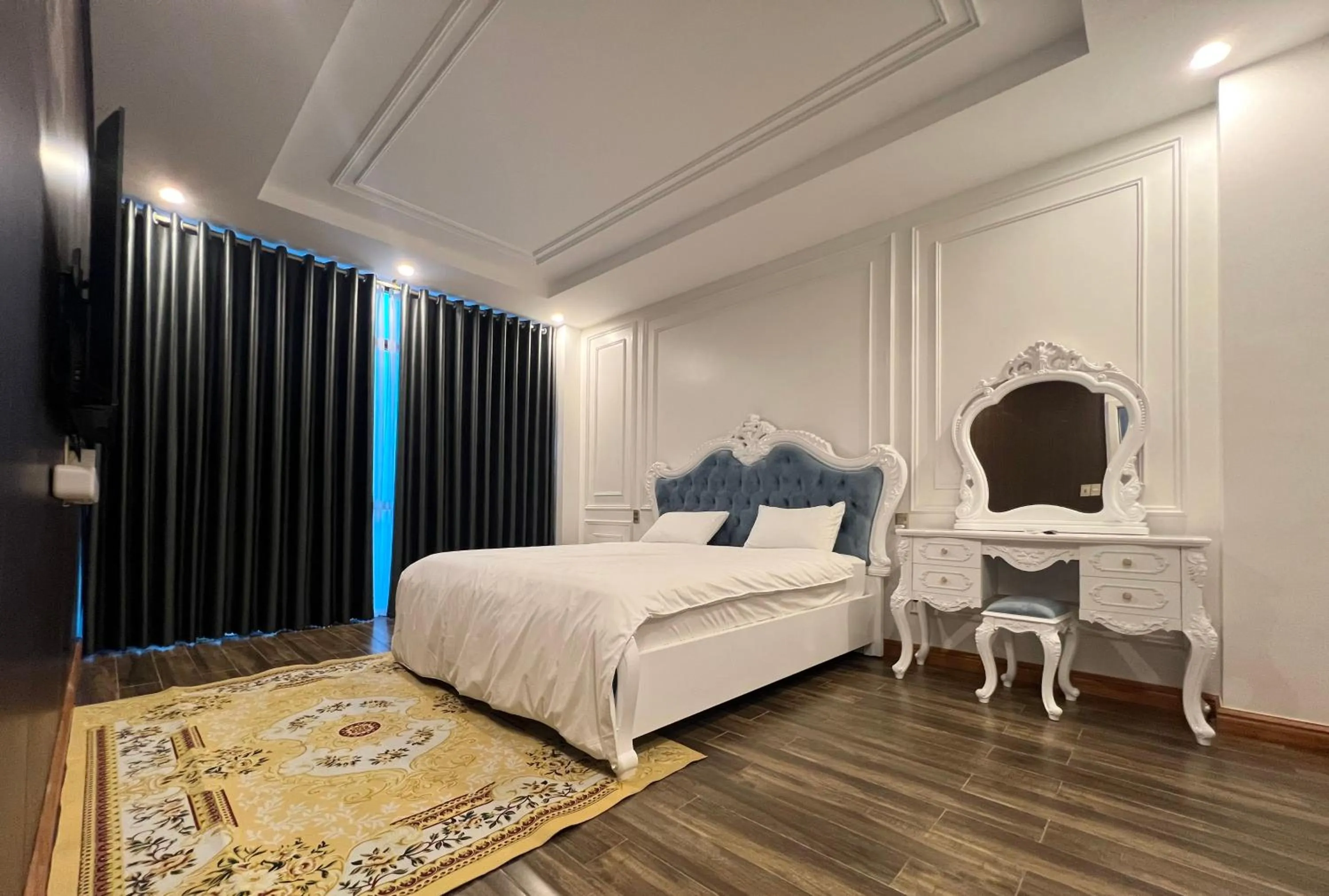 Bed in Golden Jungle House