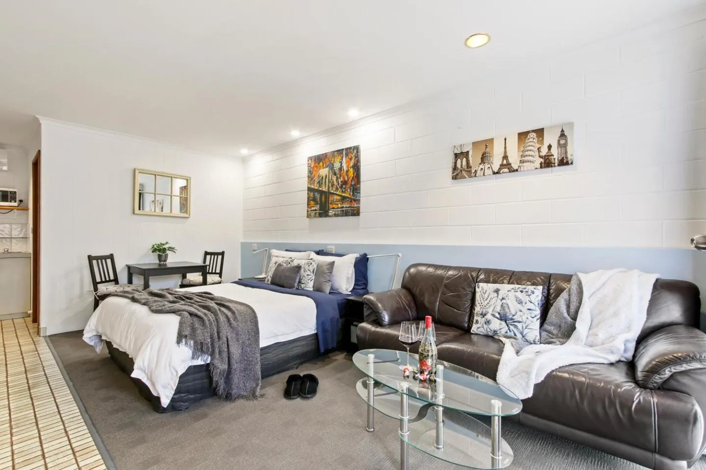 Photo of the whole room, Bed in Sandbar Motel