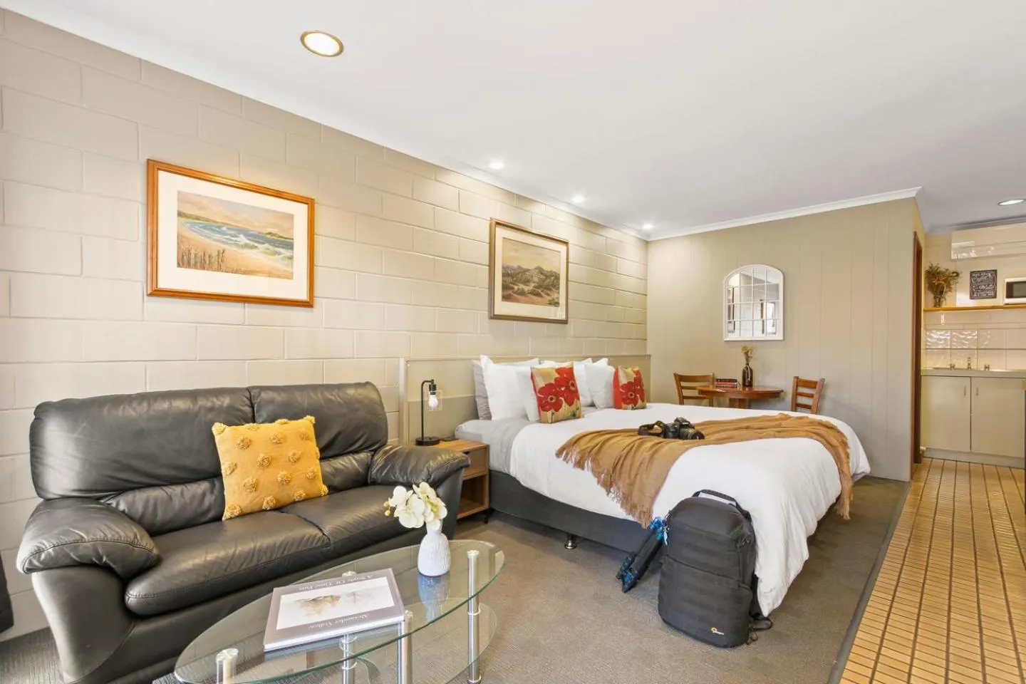 Photo of the whole room, Bed in Sandbar Motel