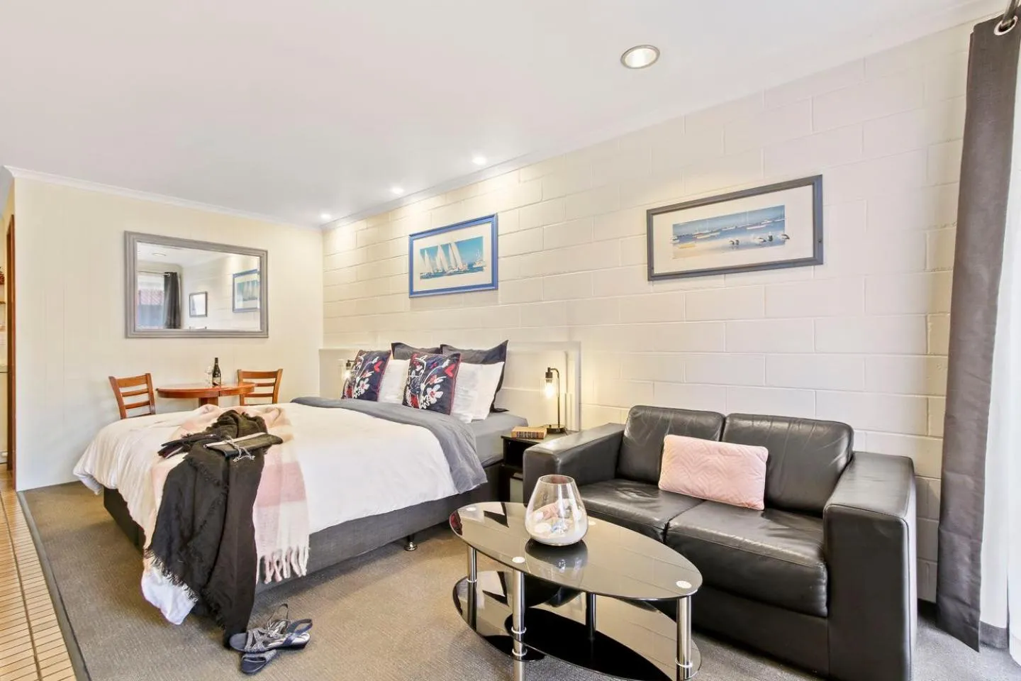 Photo of the whole room, Bed in Sandbar Motel