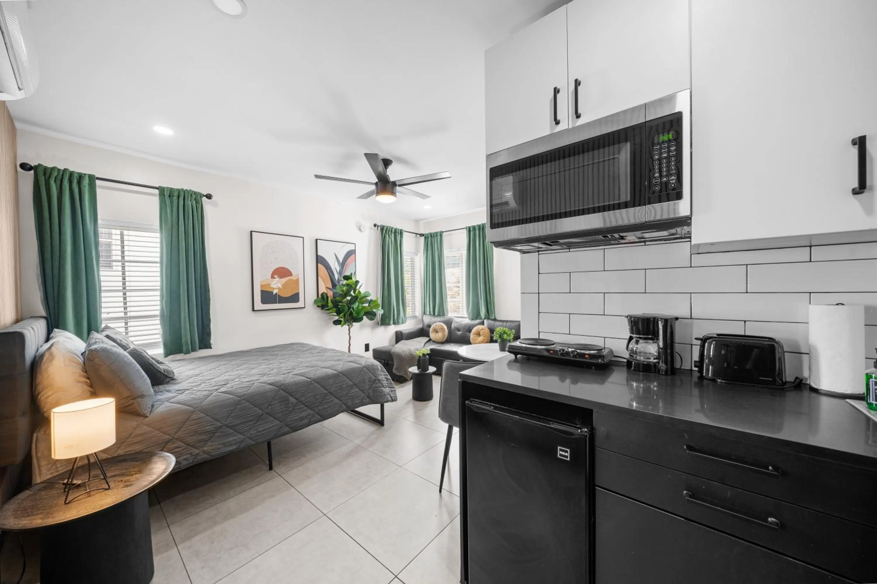 Bedroom, Bed in Baybreeze Apartments by Lowkl