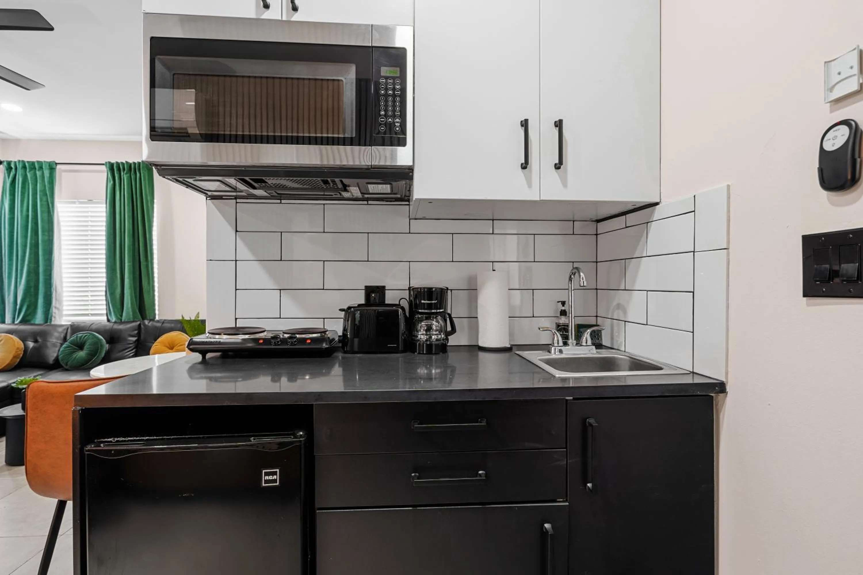 Coffee/tea facilities in Baybreeze Apartments by Lowkl