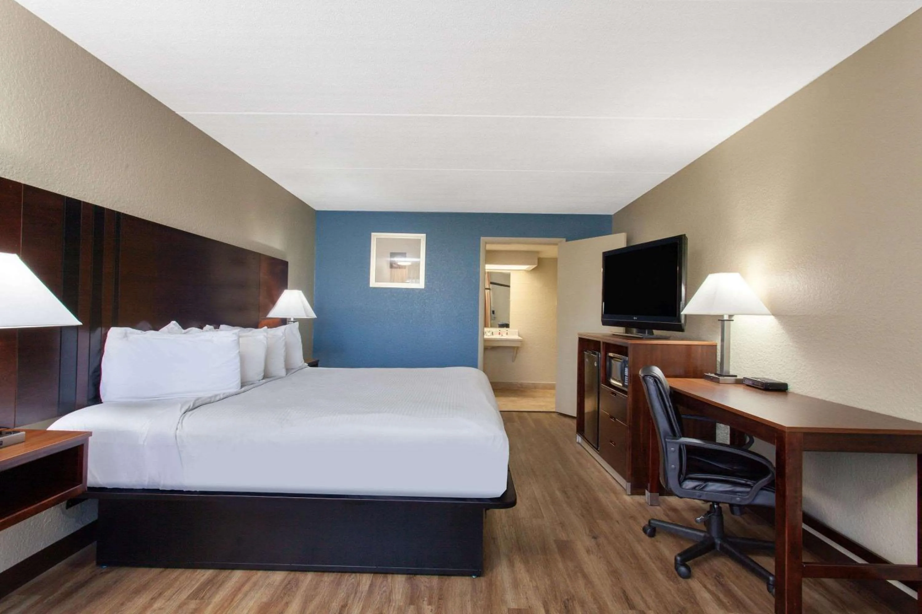 Photo of the whole room, Bed in Travelodge by Wyndham Deltona