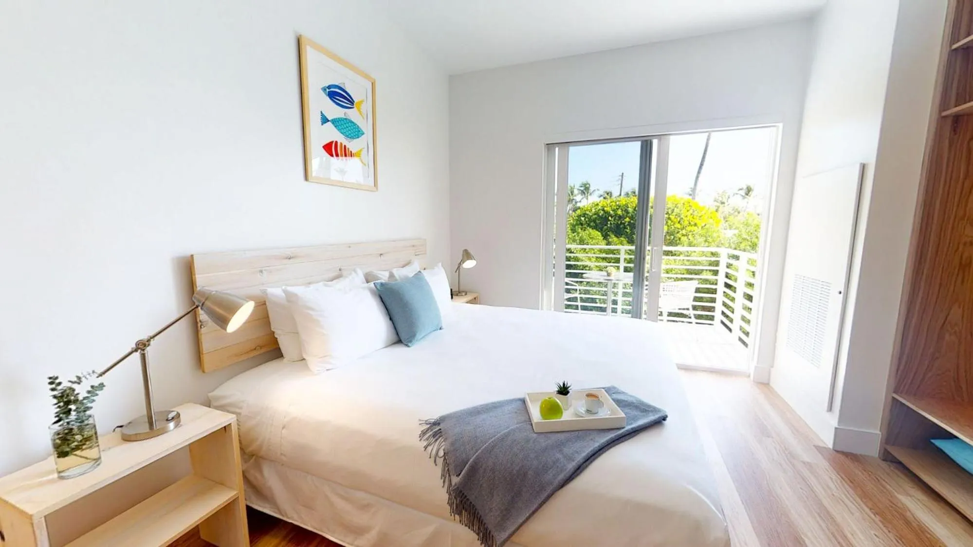 Balcony/Terrace, Bed in Fisher Inn Resort & Marina