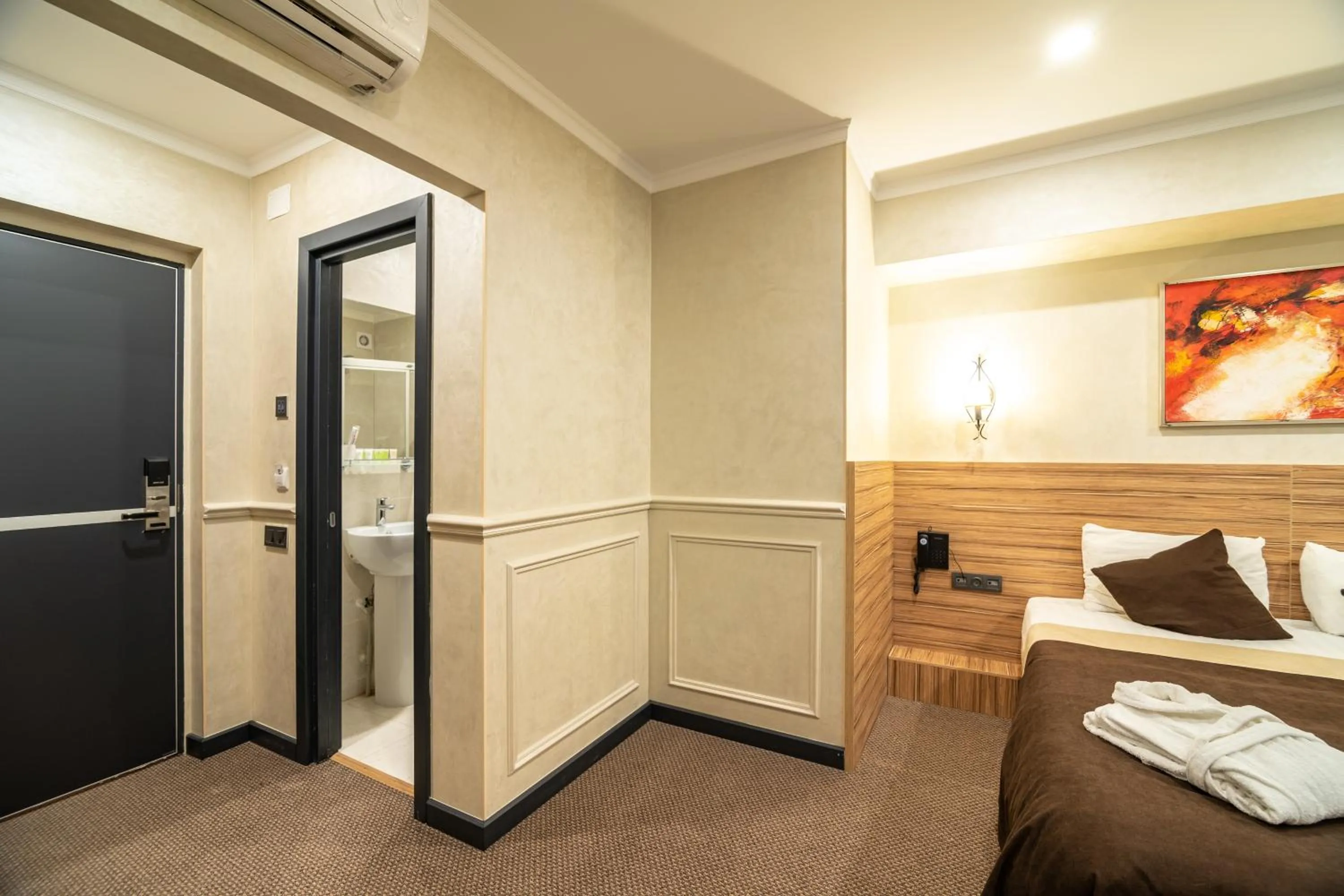 Photo of the whole room, Bed in Mildom City Hotel