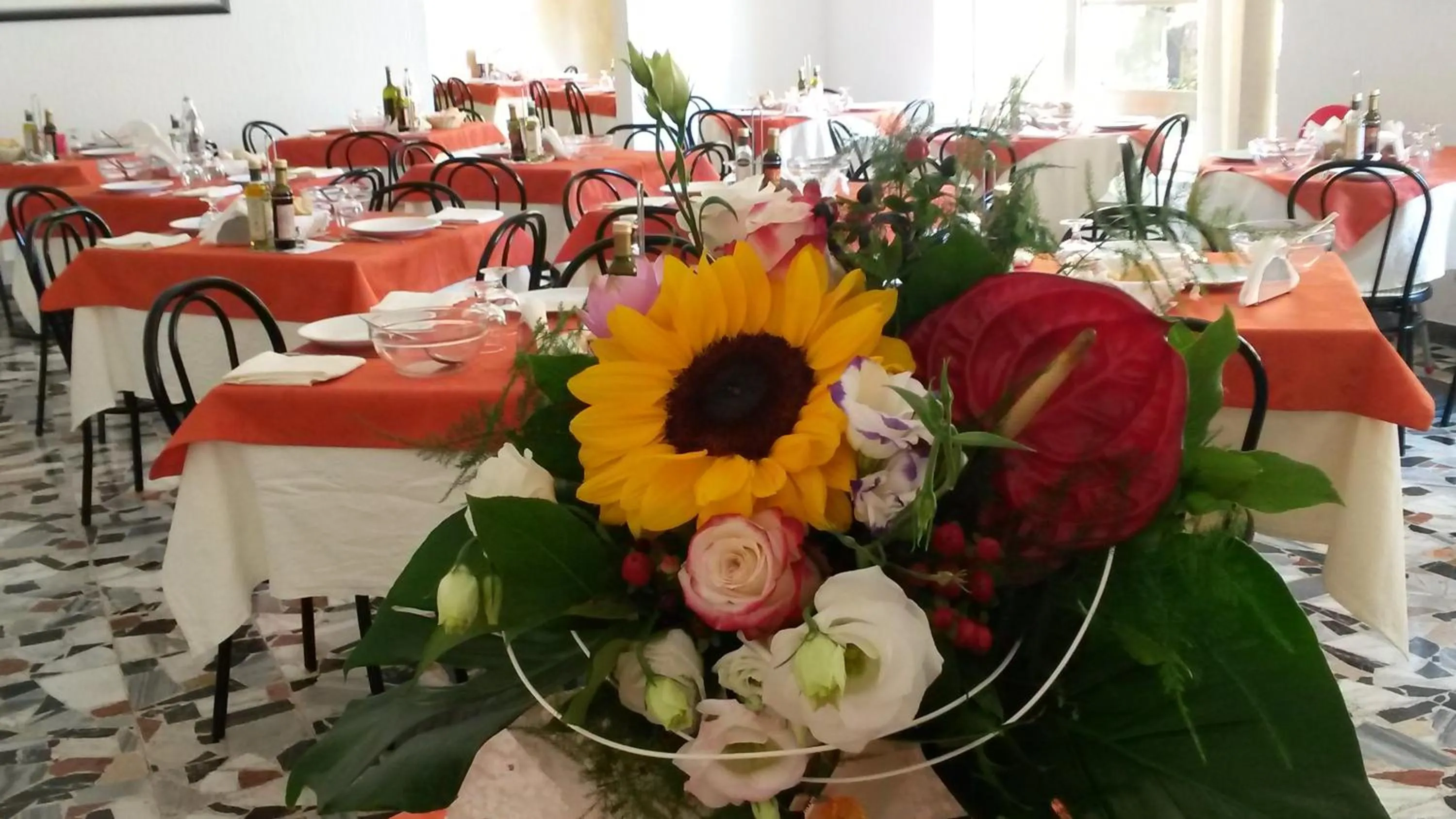 Restaurant/places to eat in Hotel Camelia