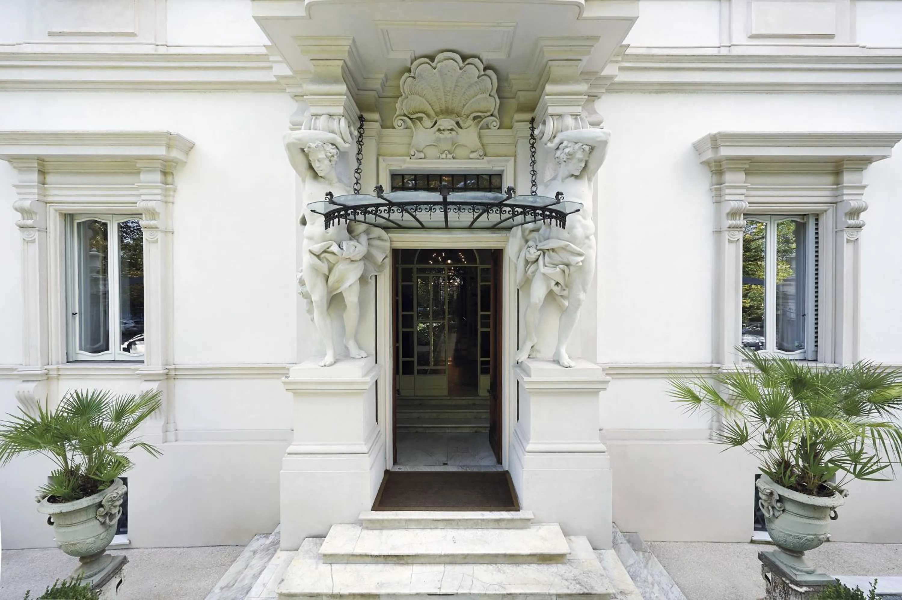 Facade/entrance in Villa Laetitia