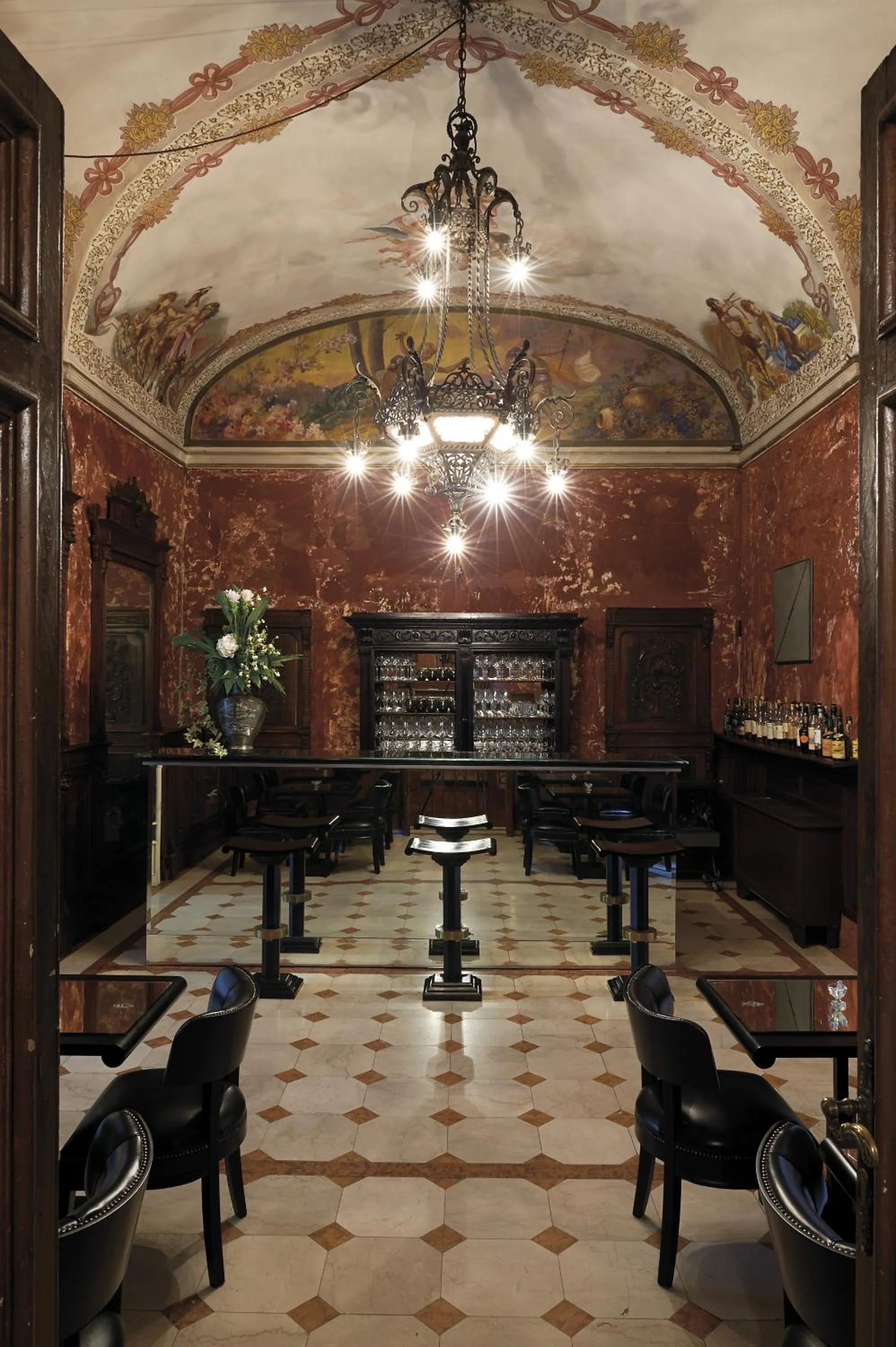 Restaurant/places to eat in Villa Laetitia