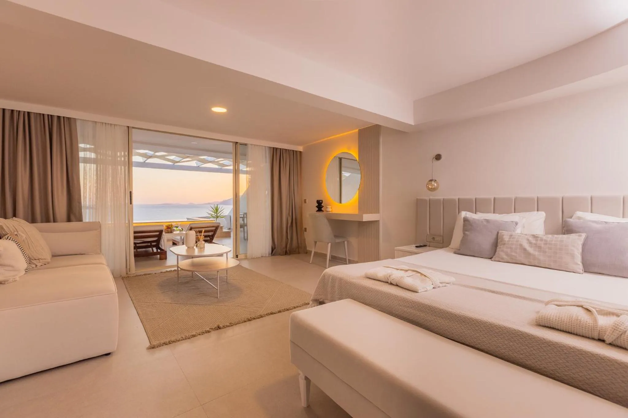 Photo of the whole room, Bed in La Kumsal Hotel