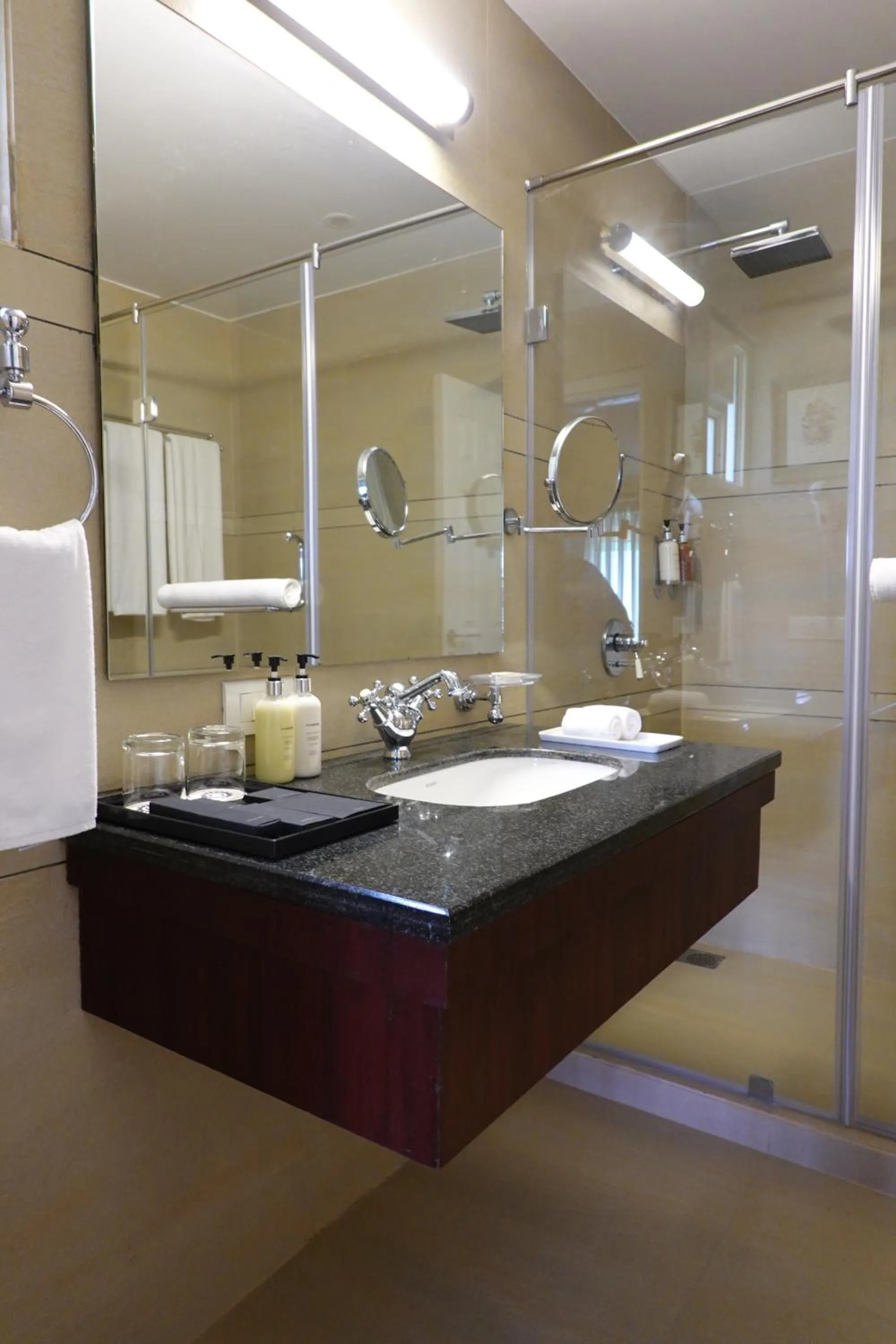 Bathroom in Araiya Palampur