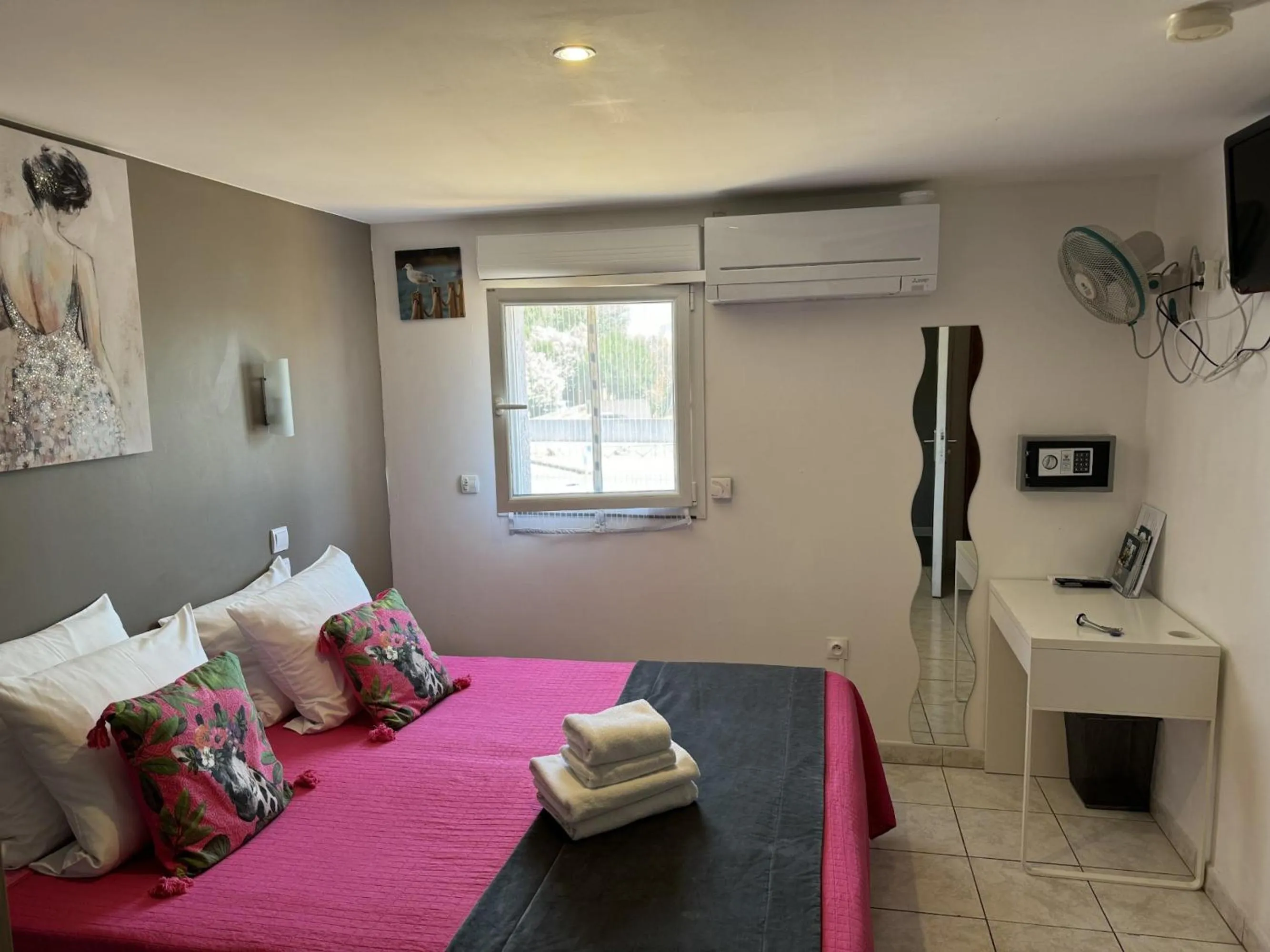 Bed in LOGIS Hôtel Restaurant La Chaumière