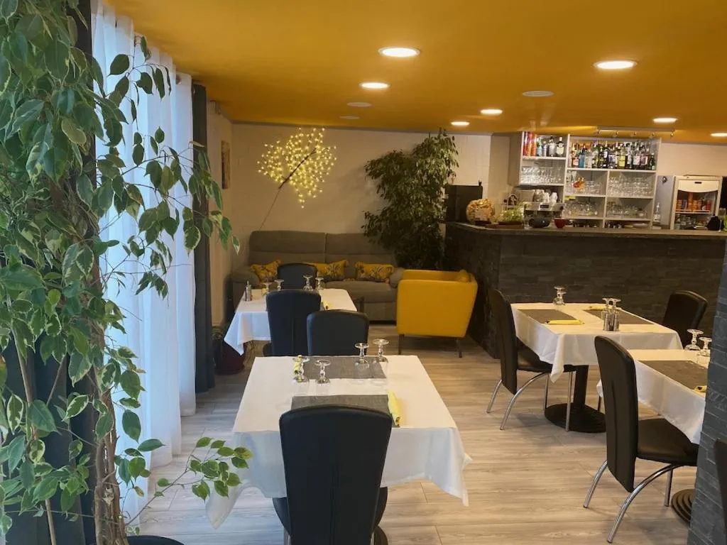 Restaurant/places to eat in LOGIS Hôtel Restaurant La Chaumière