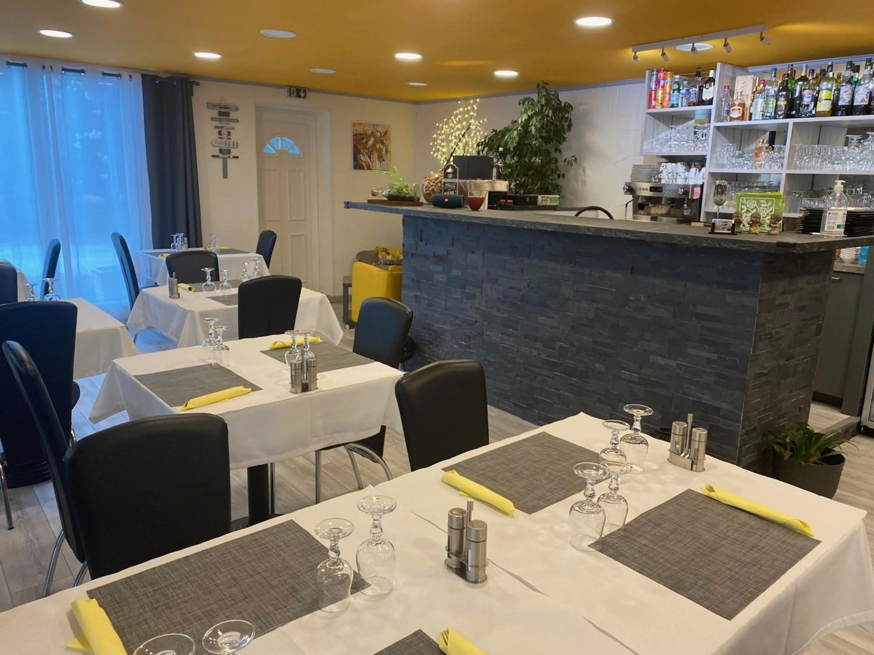 Restaurant/places to eat in LOGIS Hôtel Restaurant La Chaumière