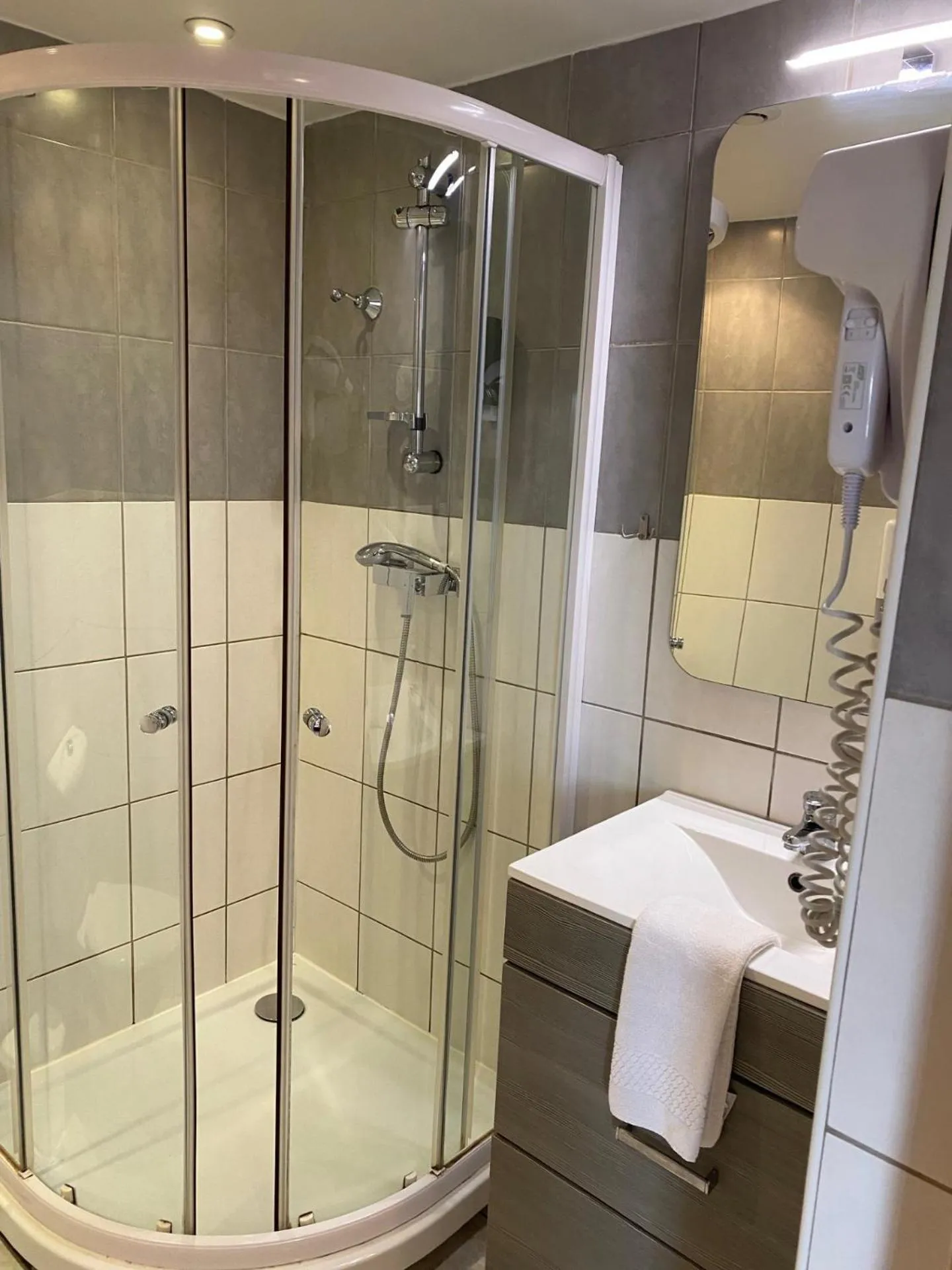 Bathroom in LOGIS Hôtel Restaurant La Chaumière