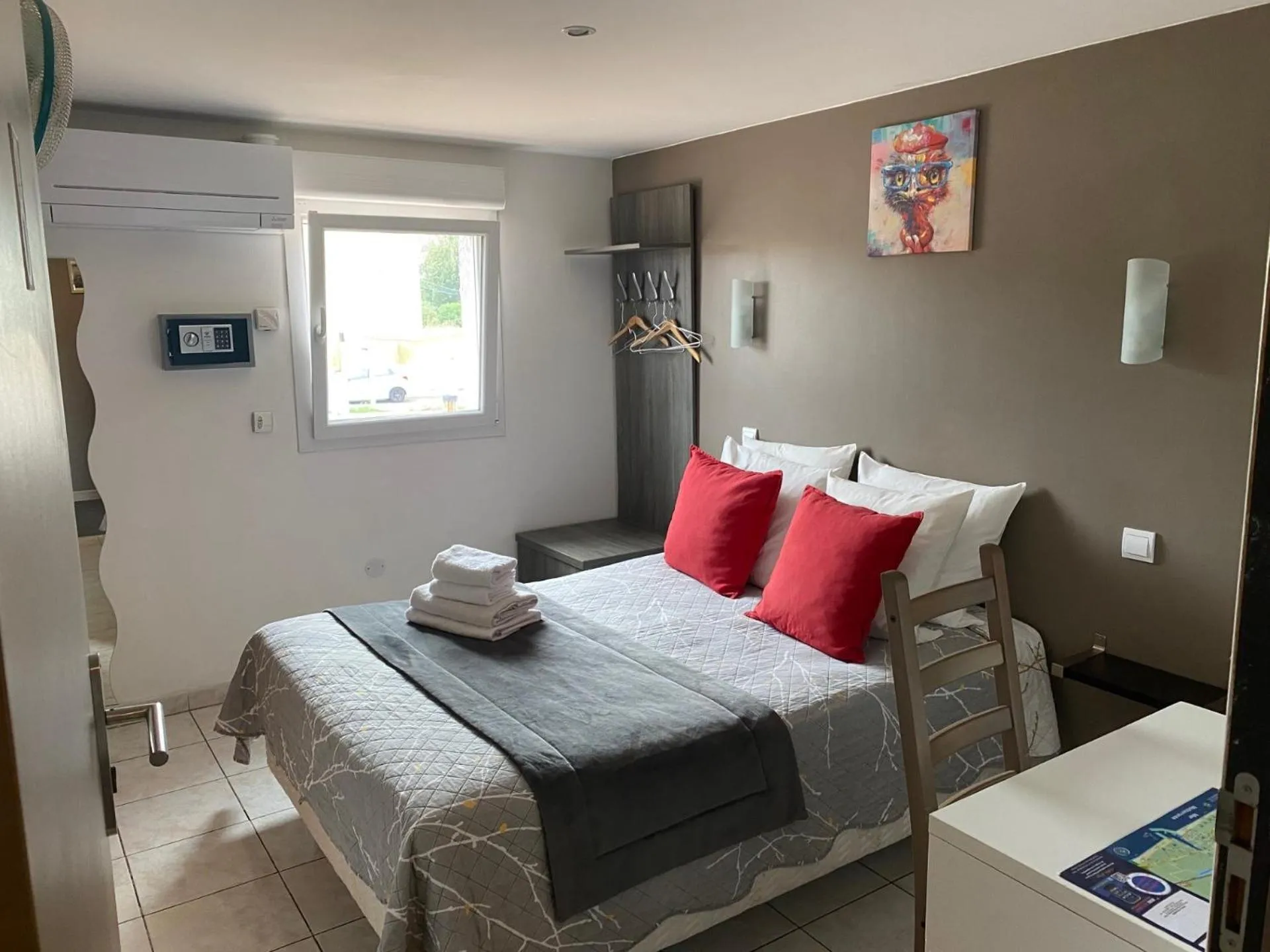 Bed in LOGIS Hôtel Restaurant La Chaumière