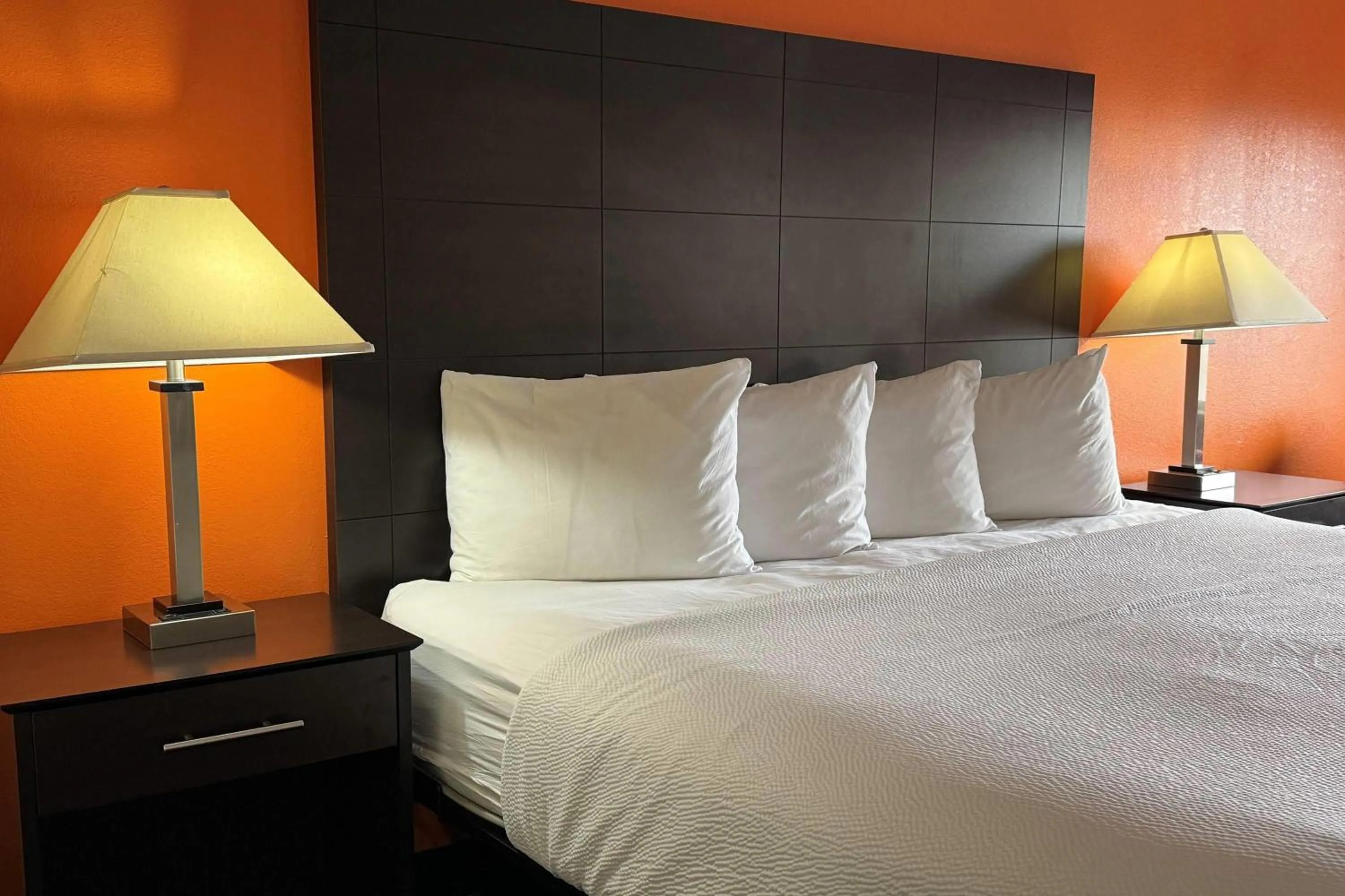 Photo of the whole room, Bed in Baymont by Wyndham Evansville North/Haubstadt