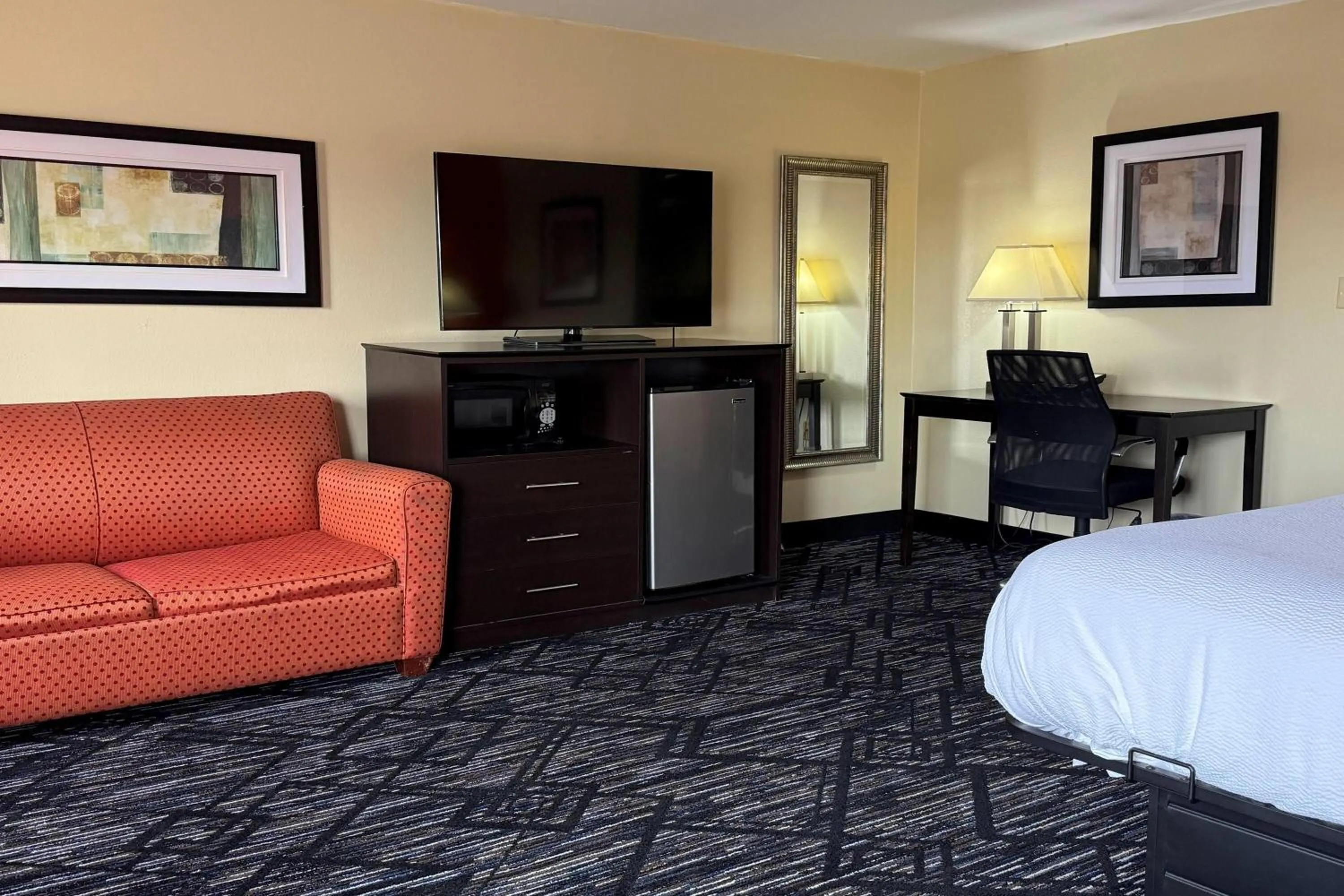 Photo of the whole room, Bed in Baymont by Wyndham Evansville North/Haubstadt