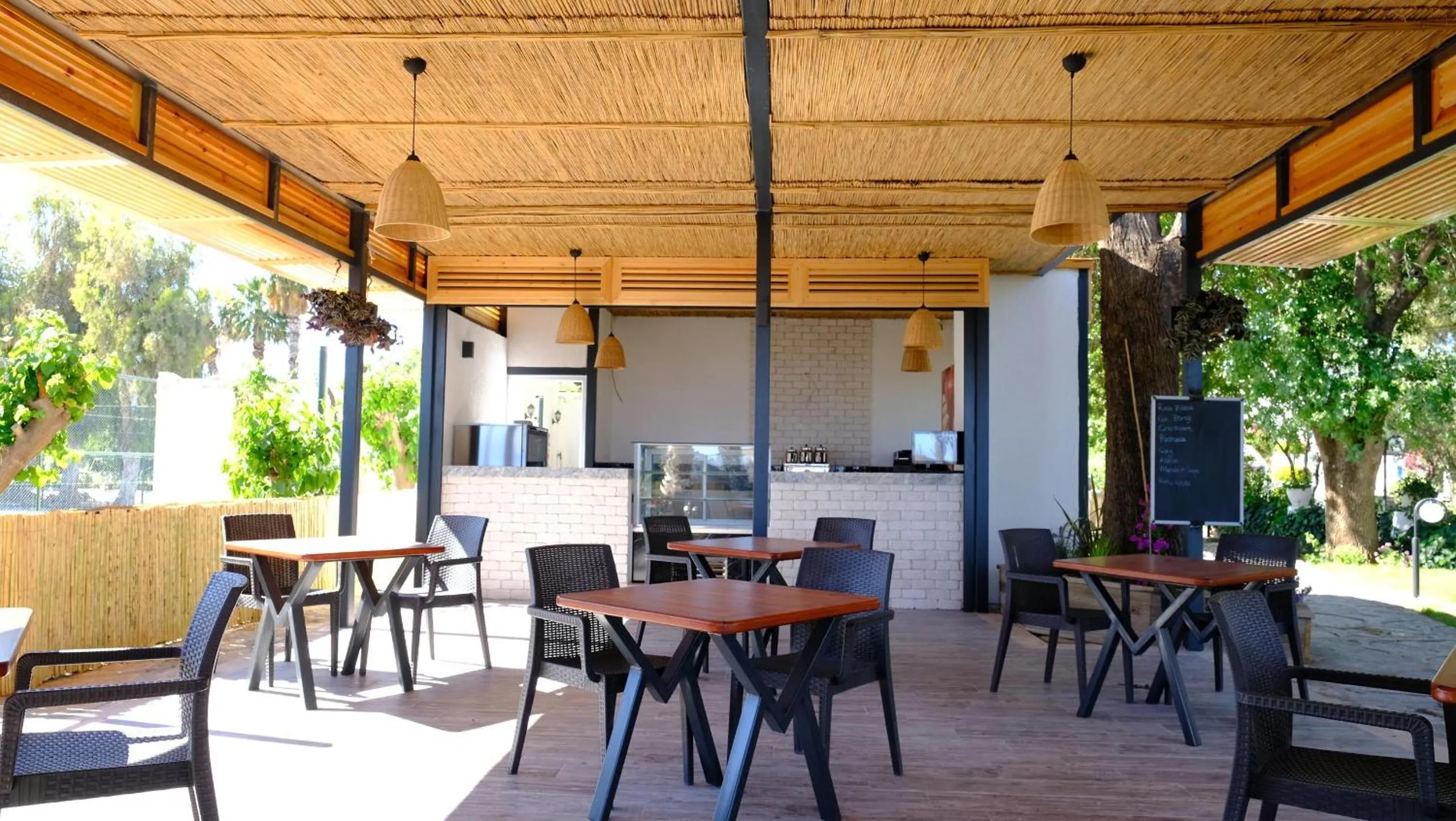 Restaurant/places to eat in Club Muskebi